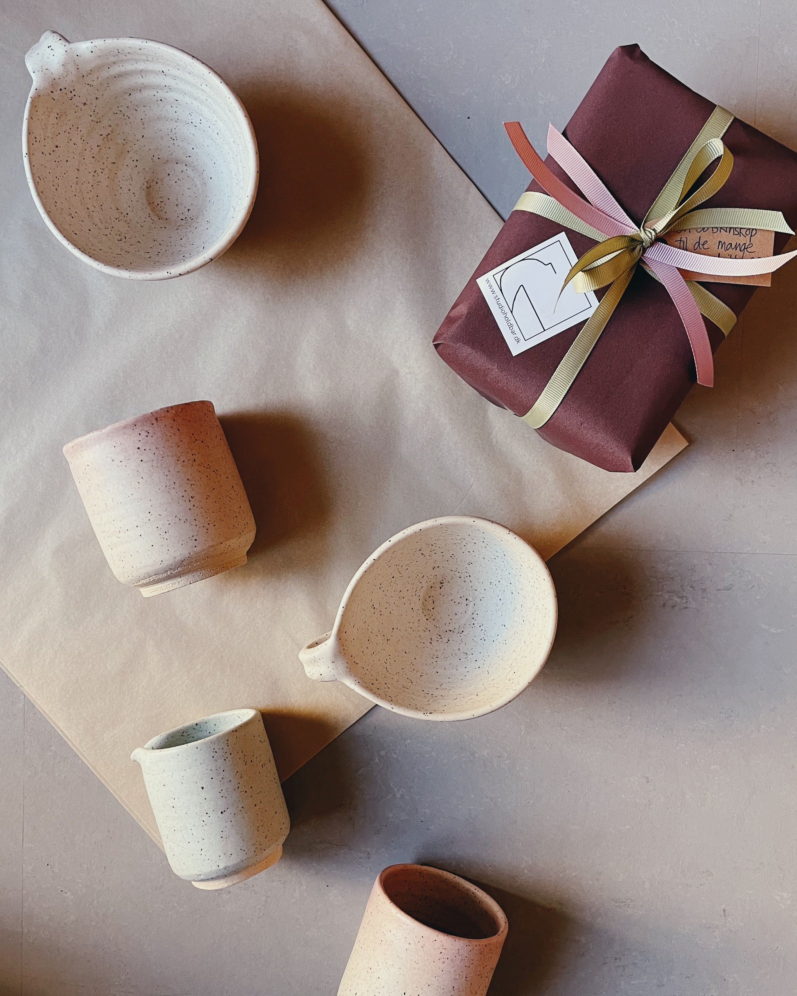 Barselsgave. Hvad med at skifte blomsterbuketten ud med en alternativ og holdbar barselsgave? Nogle bud på personlige og smukke gaver er: - En håndlavet keramikkop til kaffen, som de nybagte forældre med garanti kommer til at bruge flittigt. Eventuelt til