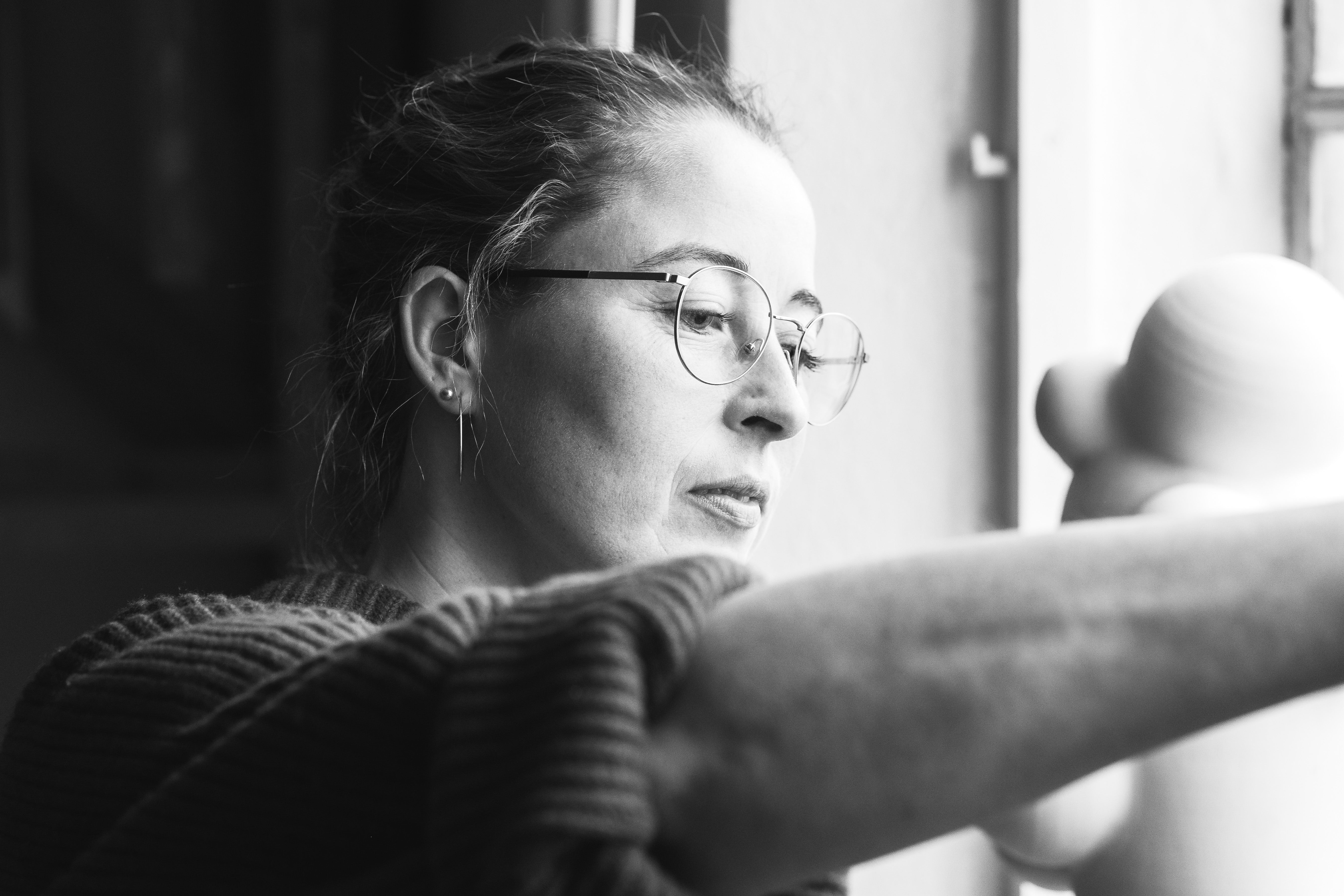 Anna Bystrup keramik. Studio Holdbar er stolt af at være forhandler af Anna Bystrups smukke keramik, bl.a. store keramikfade- og skåle, middagstallerkner, skulturelle vaser, keramik kaffetragte til den langsomme kaffebrygning og store smukke kopper med ha