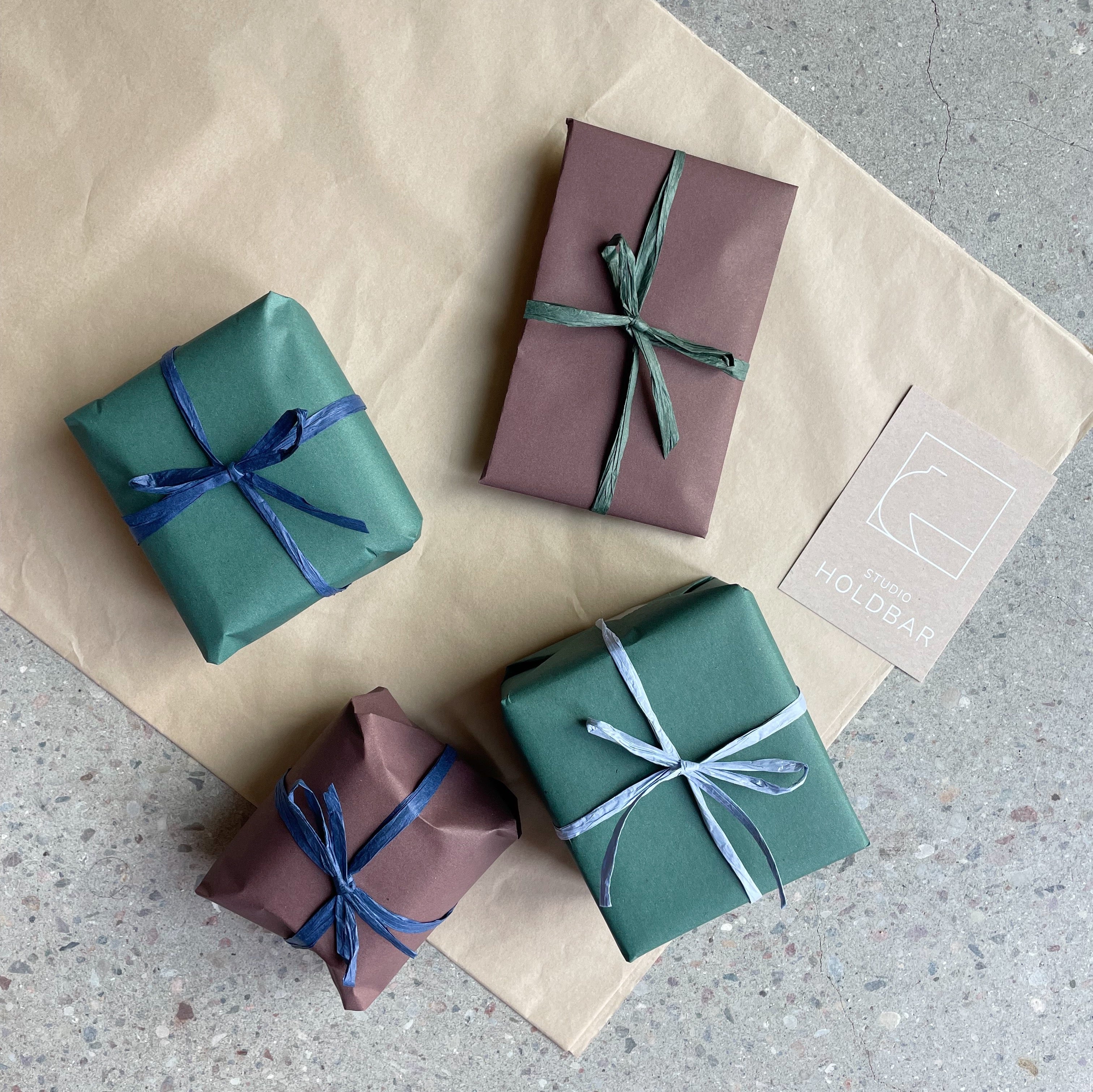 Adventskalendere. Giv en adventskalender til dig selv, eller en du holder af. Forsød juletiden med dette års hyggelige adventskalender fra Studio Holdbar - eller sammensæt en adventskalender selv. Studio Holdbars adventskalender består af 4 smukt indpakke