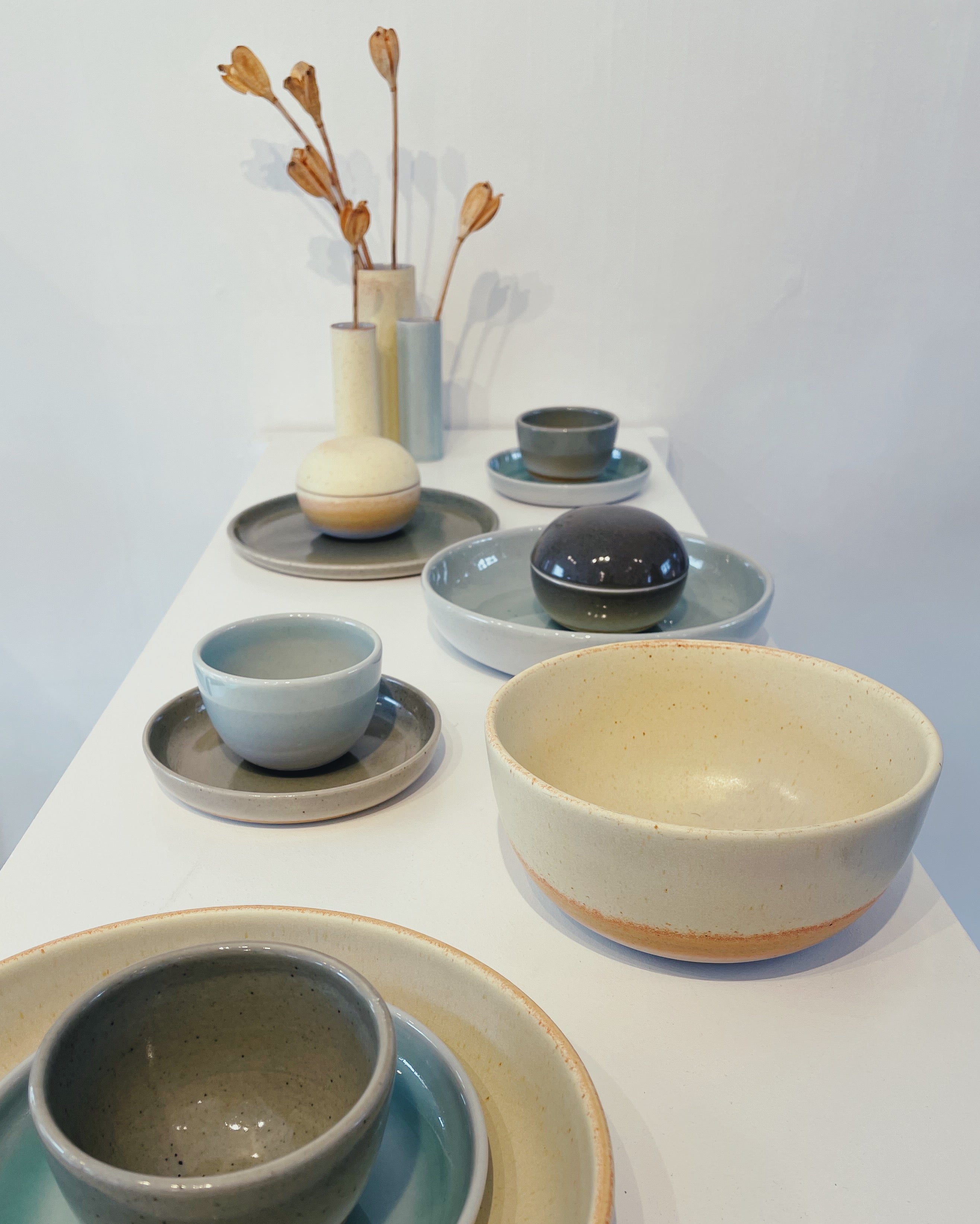 ALF Ceramics - Anette Leegaard Fuhlendorff. Studio Holdbar er stolt af at være forhandler af ALF Ceramics' smukke keramik, bl.a. de helt unikke bonbonnierer, skåle og tallerkner. Keramiker Anette Leegaard Fuhlendorff skaber funktionel porcelæn med enkle d