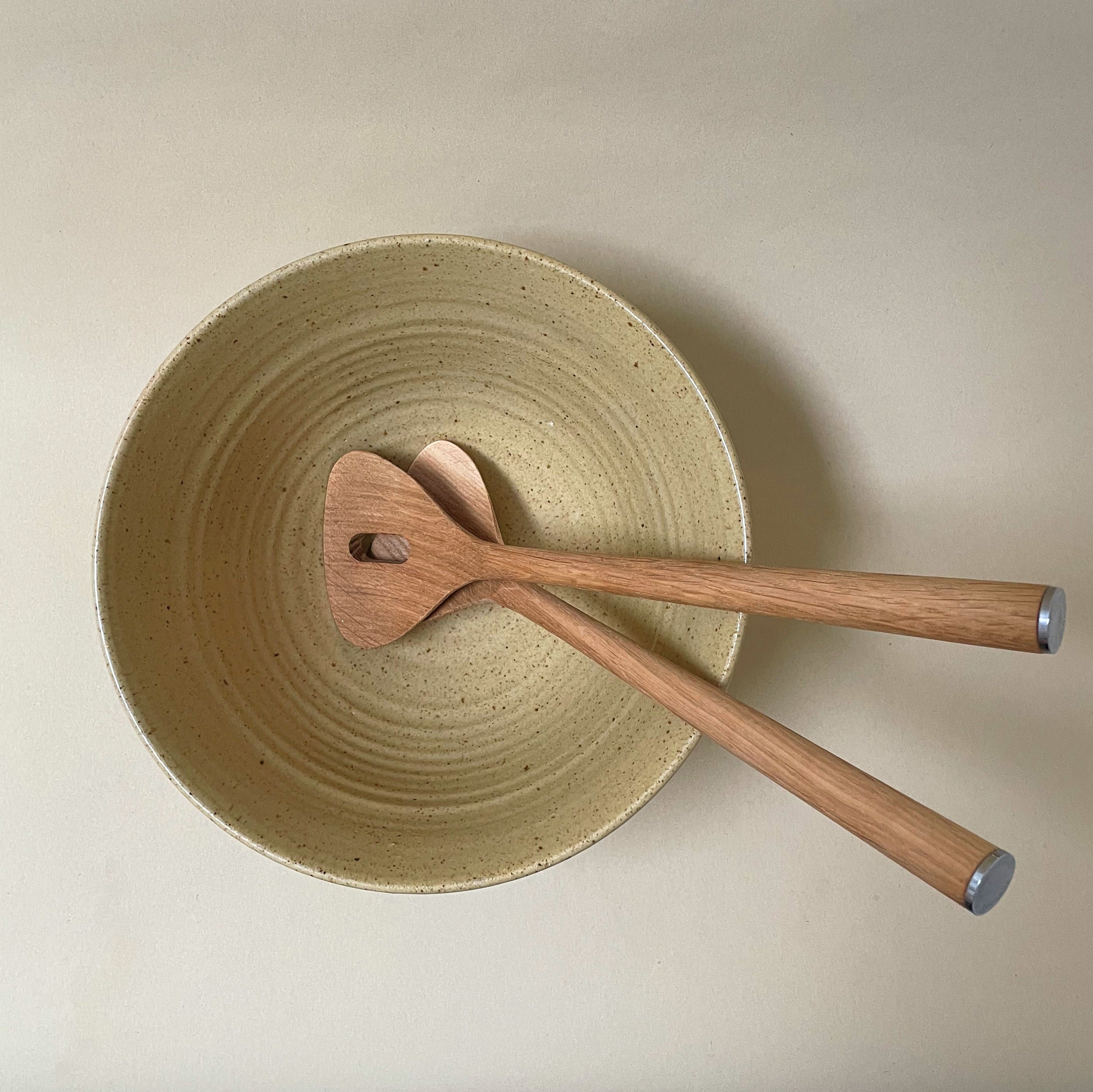 Stor håndlavet keramik skål/salatskål - Gul Ø22 cm - Bystrup. Køb hos Studio Holdbar (webshop & butik). Hurtig levering