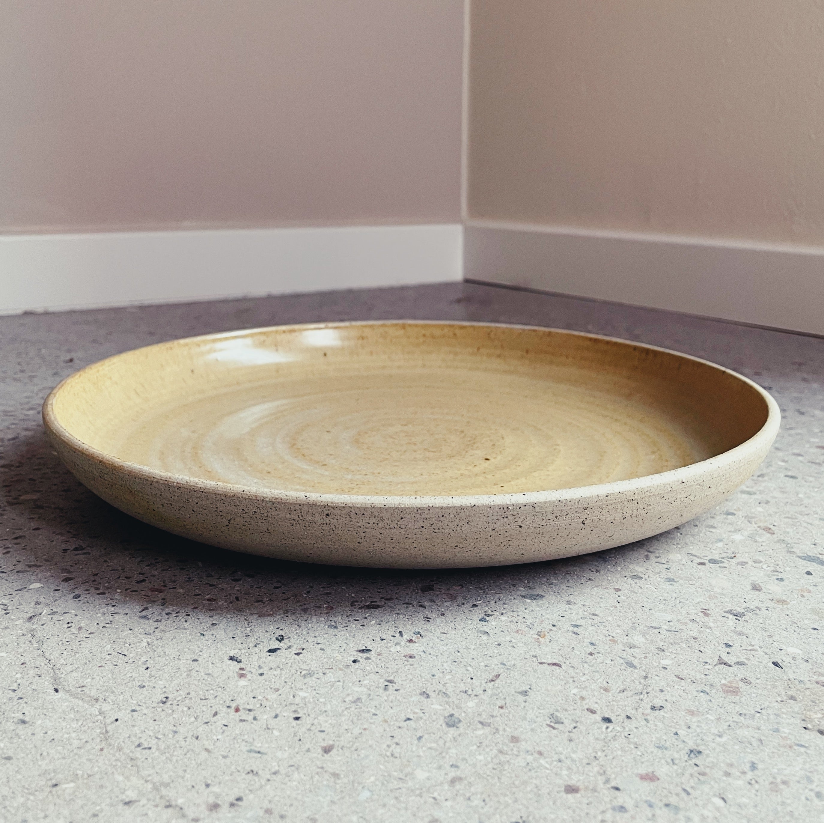 Stor håndlavet keramikfad/serveringsfad - Ø32 cm Sand - Bystrup. Køb hos Studio Holdbar (webshop & butik). Hurtig levering