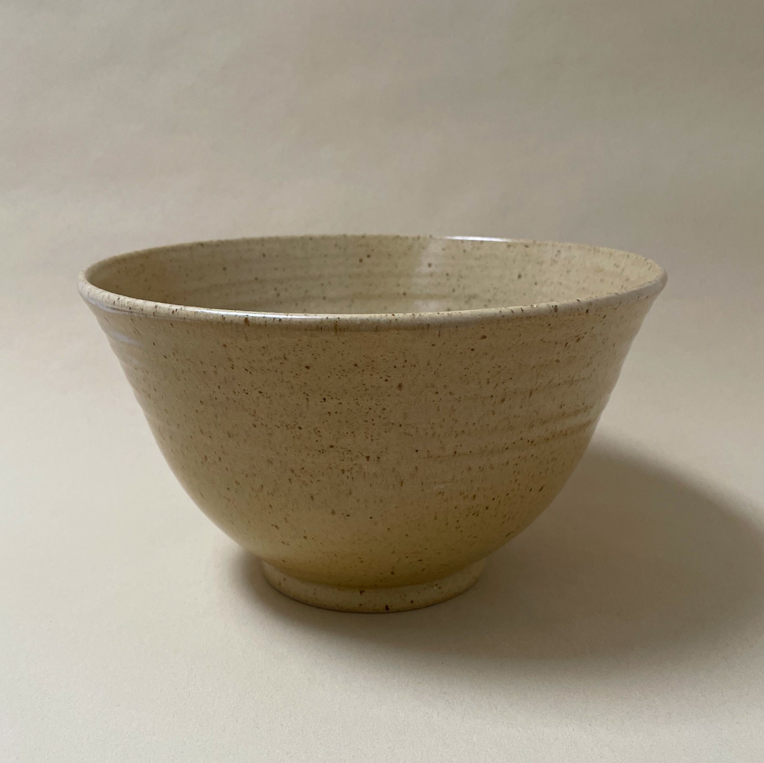 Stor håndlavet keramik skål/salatskål - Gul Ø22 cm - Bystrup. Køb hos Studio Holdbar (webshop & butik). Hurtig levering