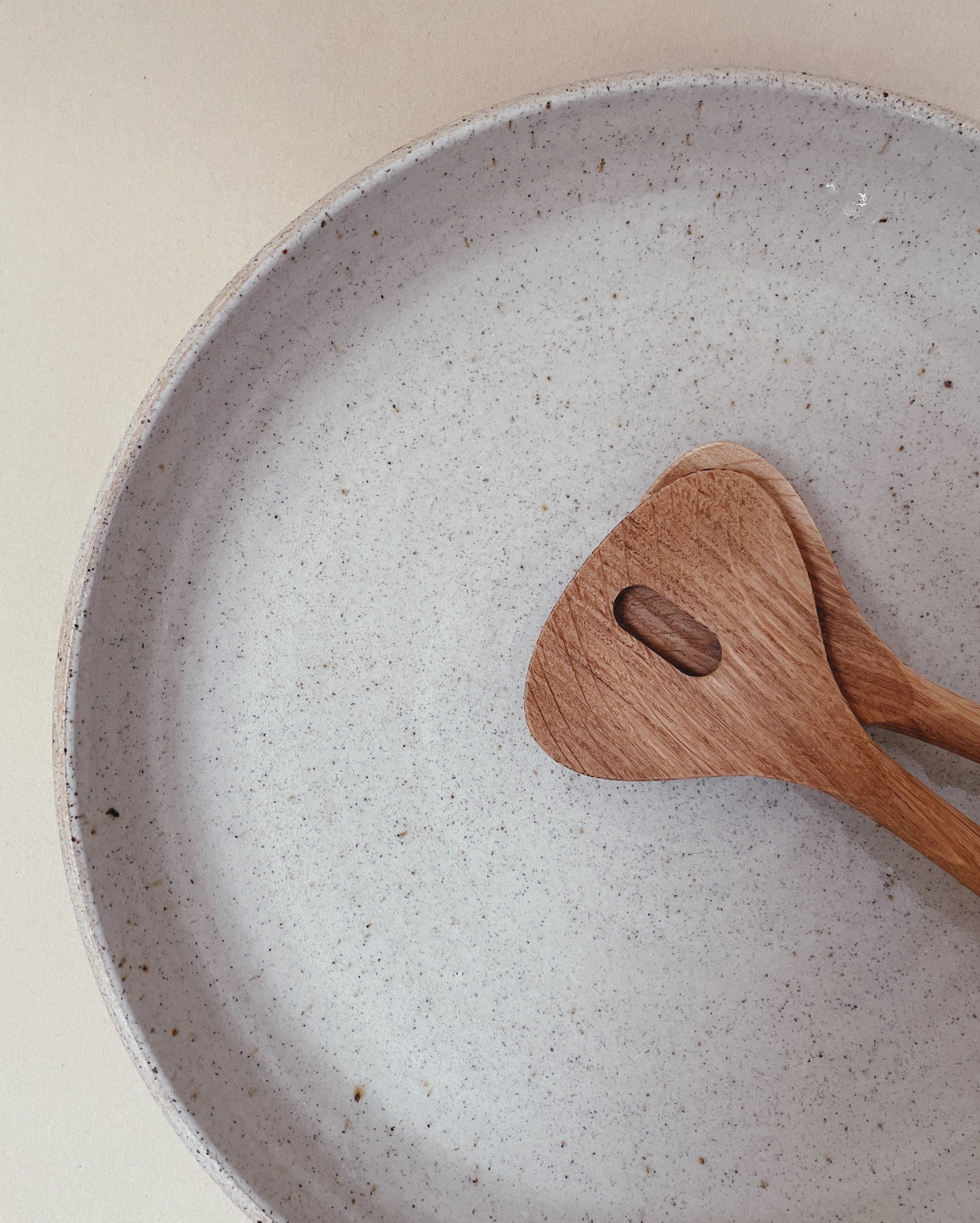 Stor håndlavet keramikfad/serveringsfad - Ø32 cm Sand - Bystrup. Køb hos Studio Holdbar (webshop & butik). Hurtig levering