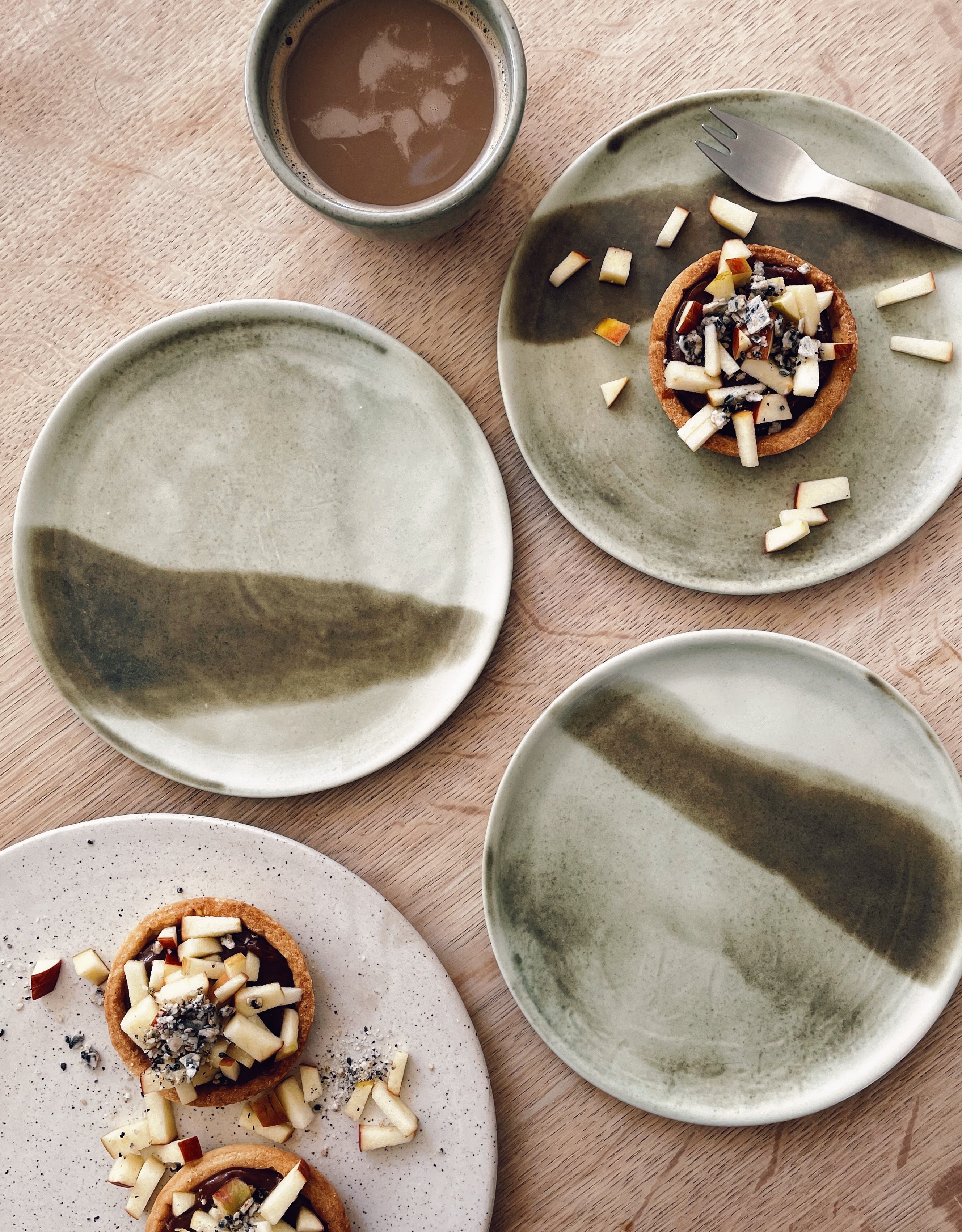 Håndlavet keramik tallerken (Ø18 cm) til kage/dessert - Gul. Køb hos Studio Holdbar (webshop & butik). Hurtig levering