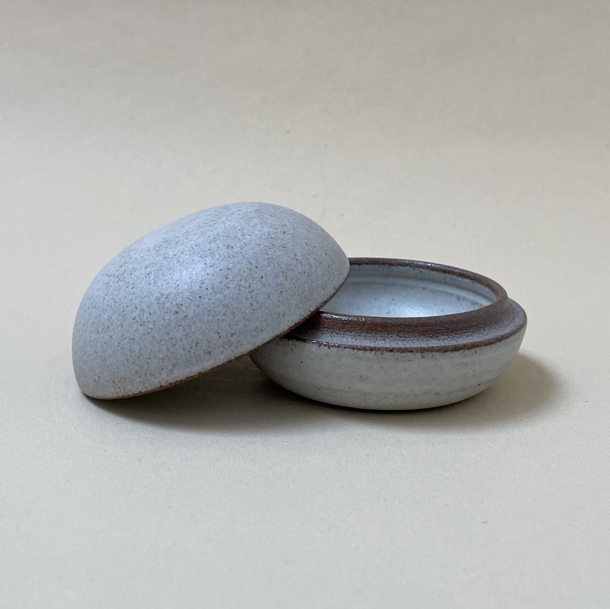 Håndlavet lågkrukke/bonbonniere no. 3 - Grå - Mellem