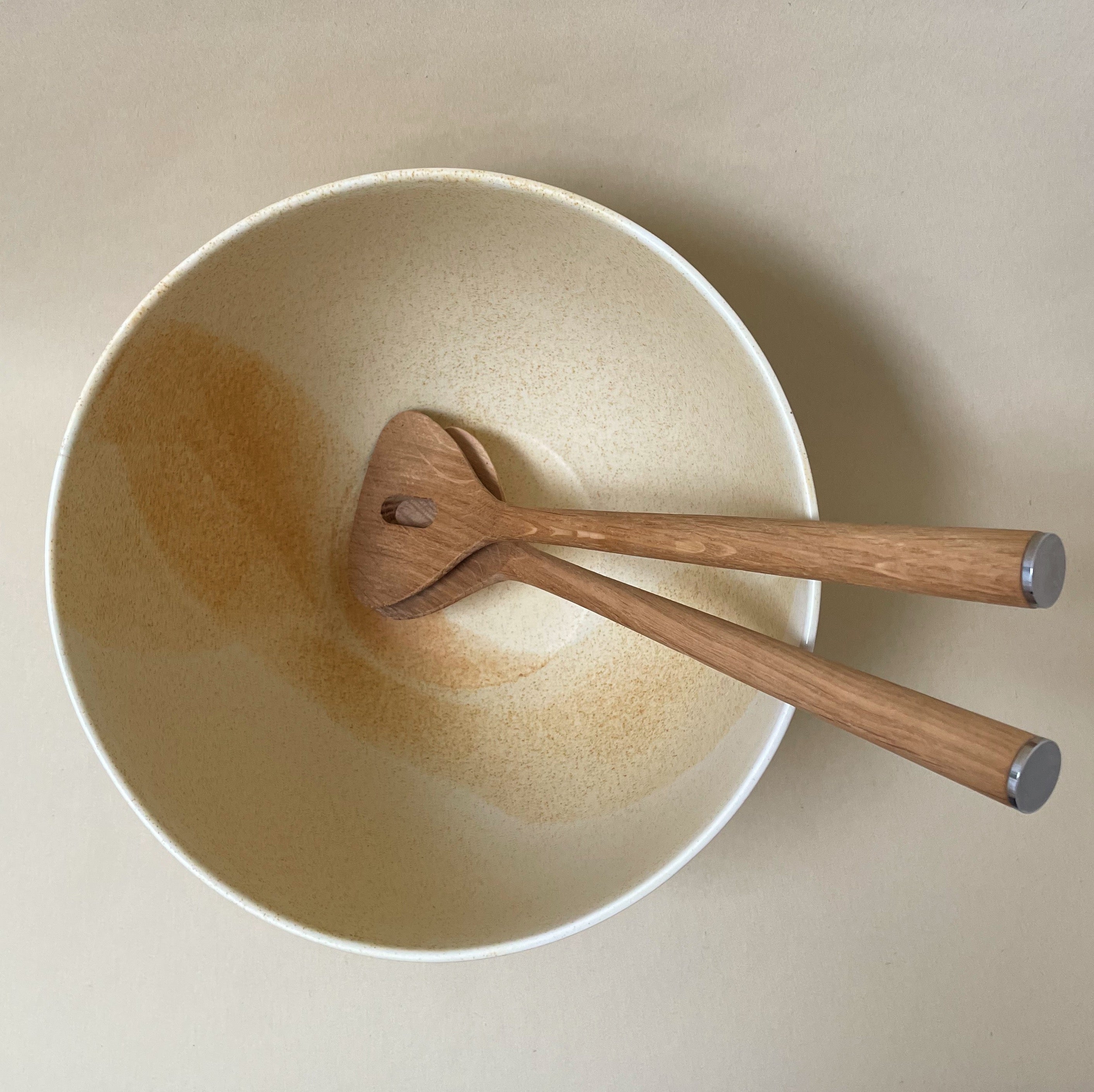 Keramik skål (Ø24 cm) til fx salat - Håndlavet, Wauw - Gul. Køb hos Studio Holdbar (webshop & butik). Hurtig levering