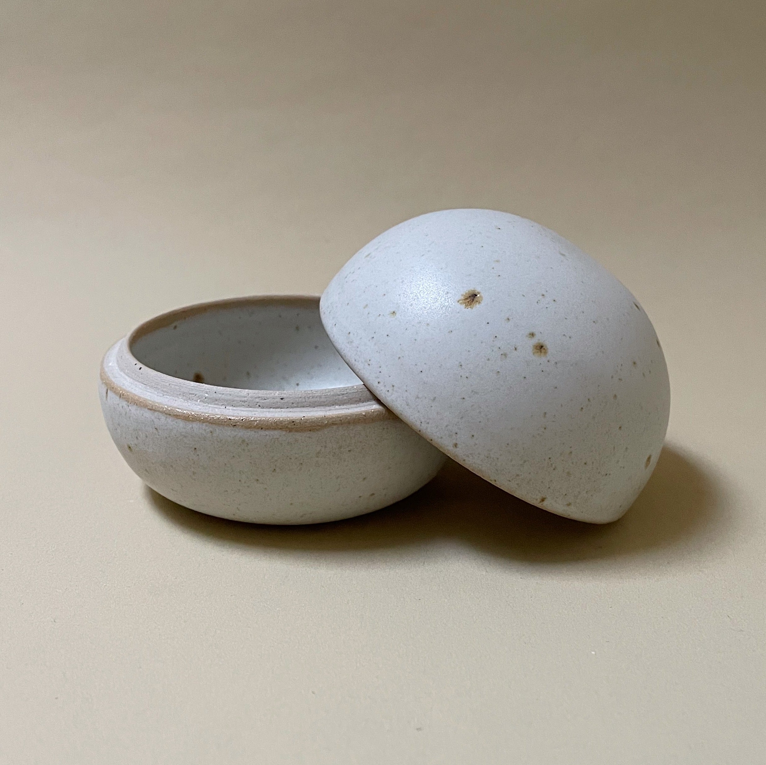 Håndlavet lågkrukke/bonbonniere no. 3 - Creme - Stor