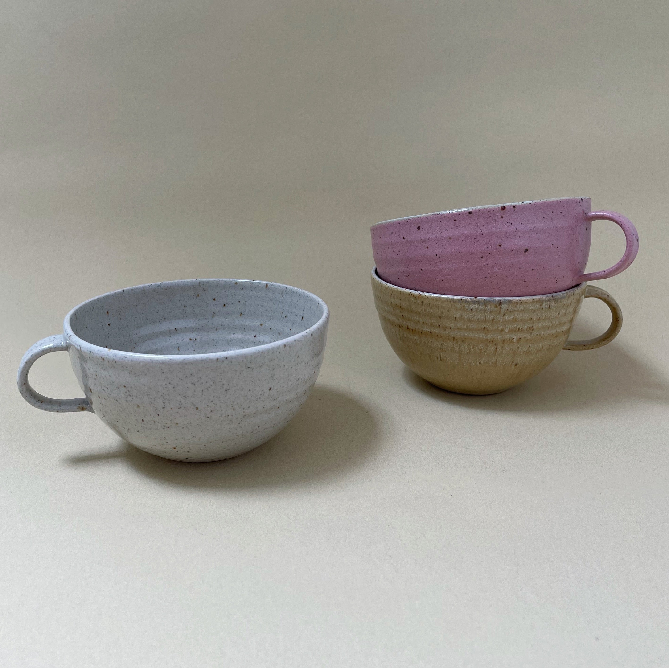 Keramikkop m. hank - Tekrus Lyserød - Håndlavet Anna Bystrup. Køb hos Studio Holdbar (webshop & butik). Hurtig levering