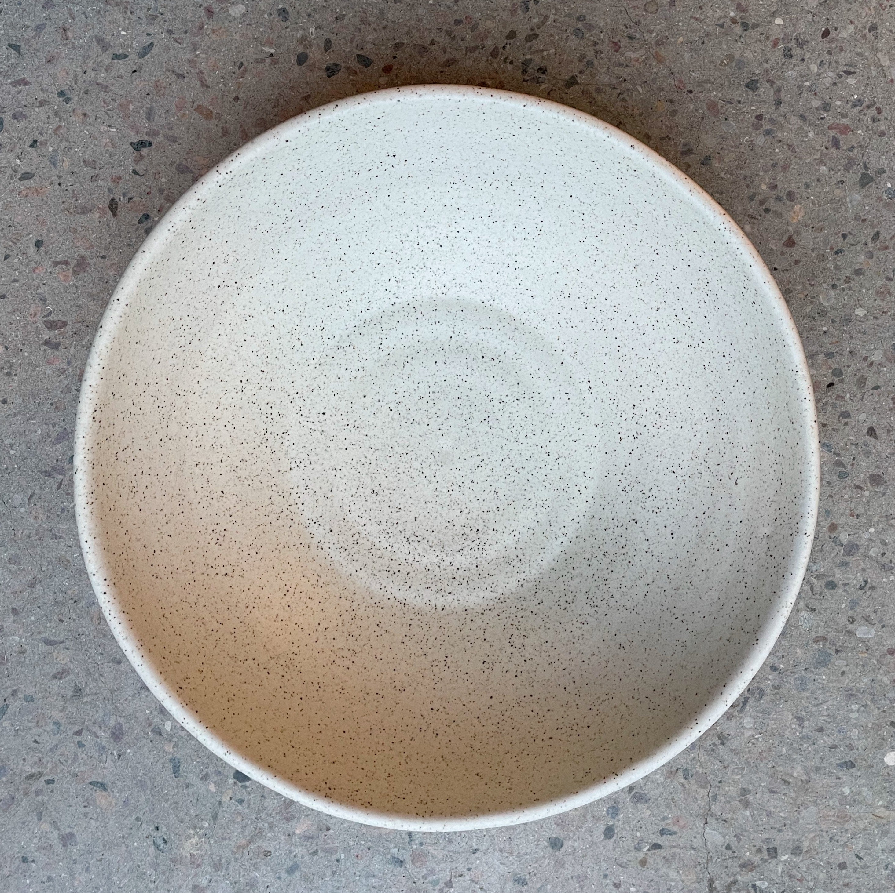 TYBO - Mona salatskål/fruit bowl Ø31cm - Håndlavet keramik. Køb hos Studio Holdbar (webshop & butik). Hurtig levering