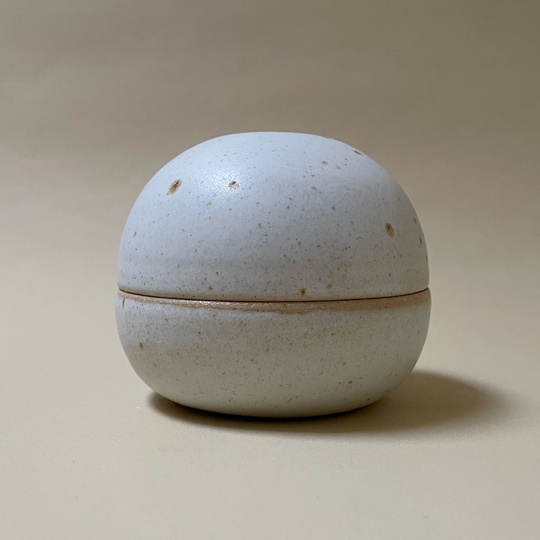 Håndlavet lågkrukke/bonbonniere no. 3 - Creme - Stor