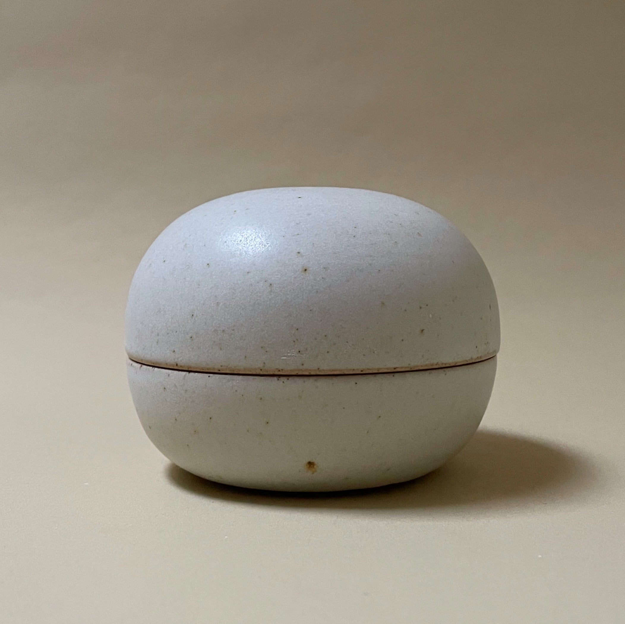 Håndlavet lågkrukke/bonbonniere no. 4 - Creme - Stor