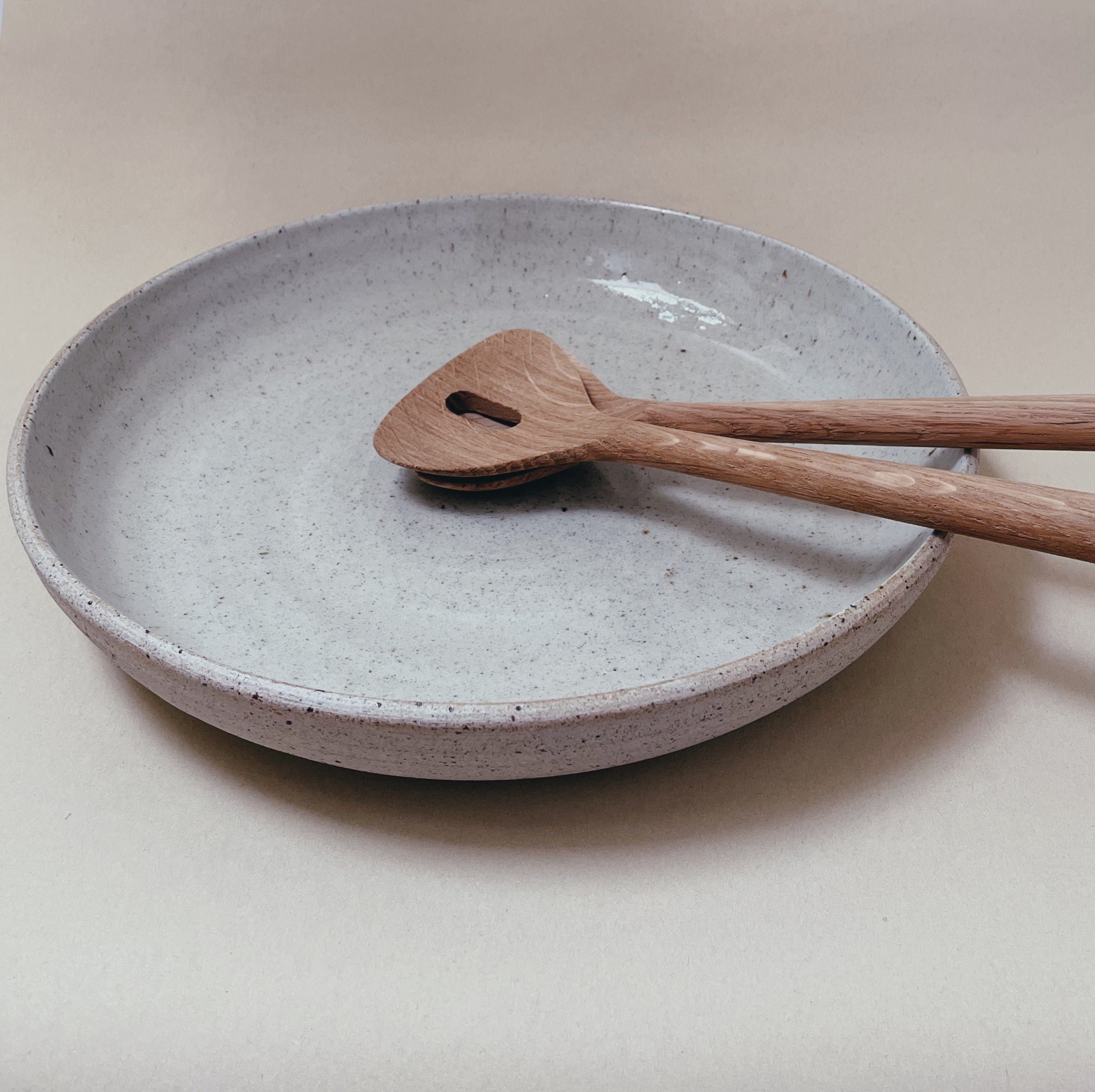 Stor håndlavet keramikfad/serveringsfad - Ø32 cm Sand - Bystrup. Køb hos Studio Holdbar (webshop & butik). Hurtig levering