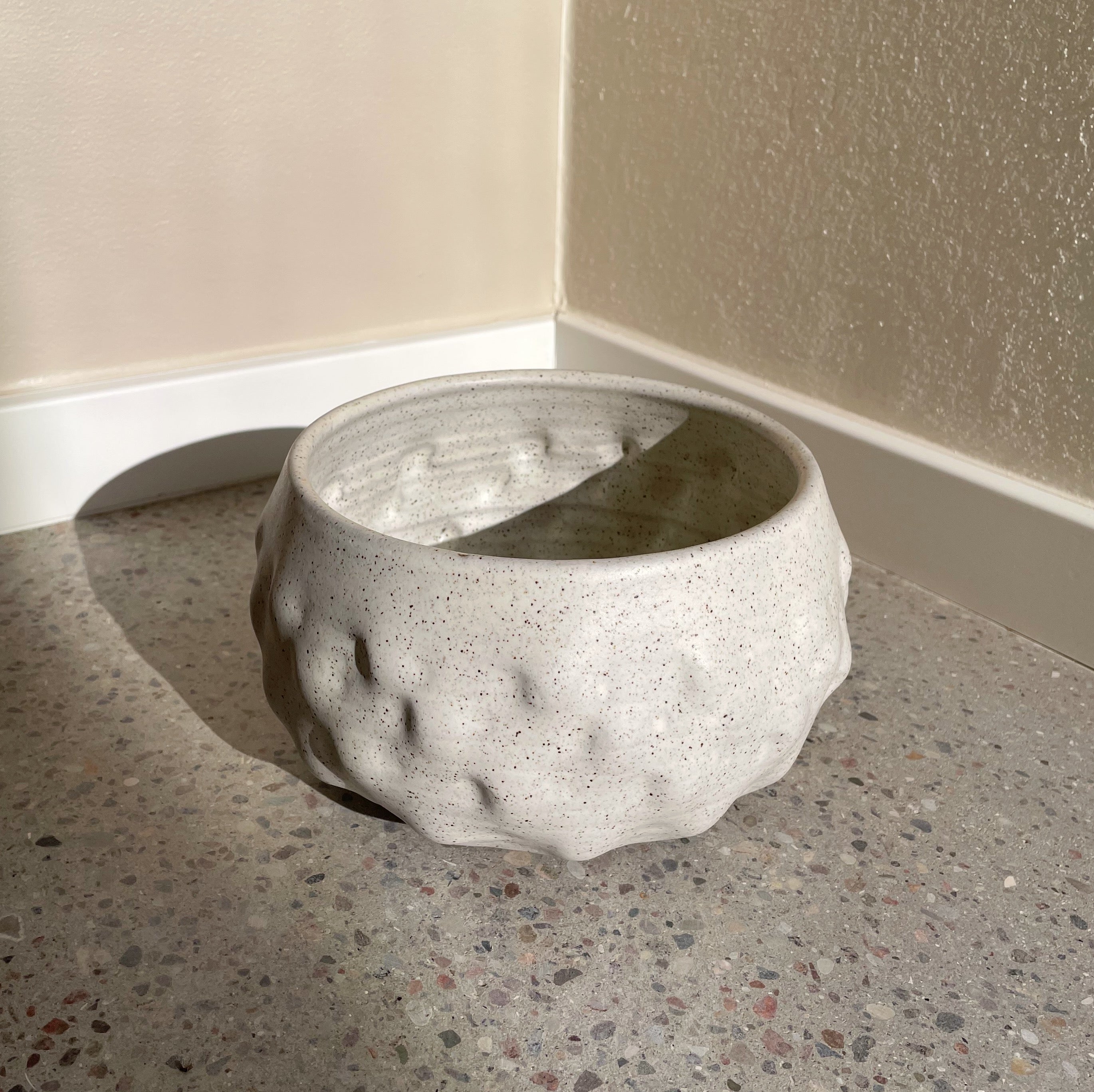 Mona Bubble keramikskål - Stor (Ø21 cm) - TYBO - Ash grey. Køb hos Studio Holdbar (webshop & butik). Hurtig levering
