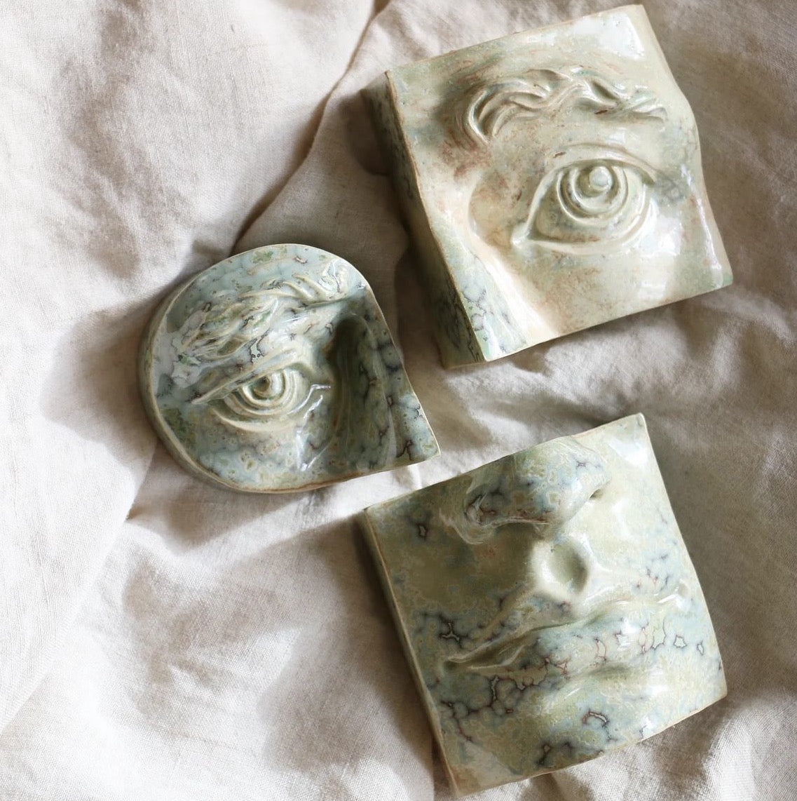 Vægrelief til ophæng - Square Eye, Venstre - Vægkunst - Crystal Green - Håndlavet i Danmark af Laoru. Køb hos Studio Holdbar. Hurtig levering