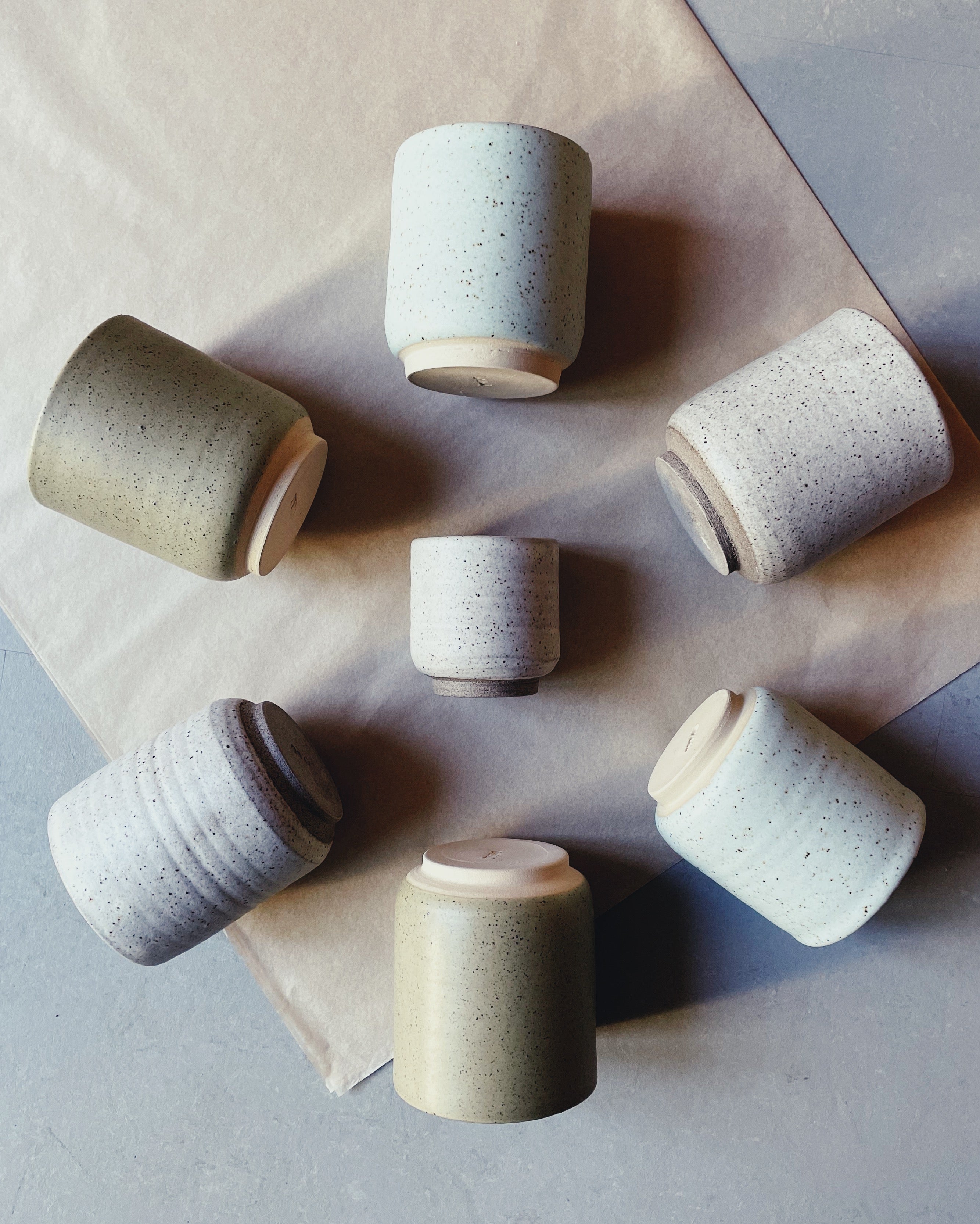 TYBO - Aio latte keramik kop - Håndlavet kaffekrus - Mosgrøn. Køb hos Studio Holdbar (webshop & butik). Hurtig levering