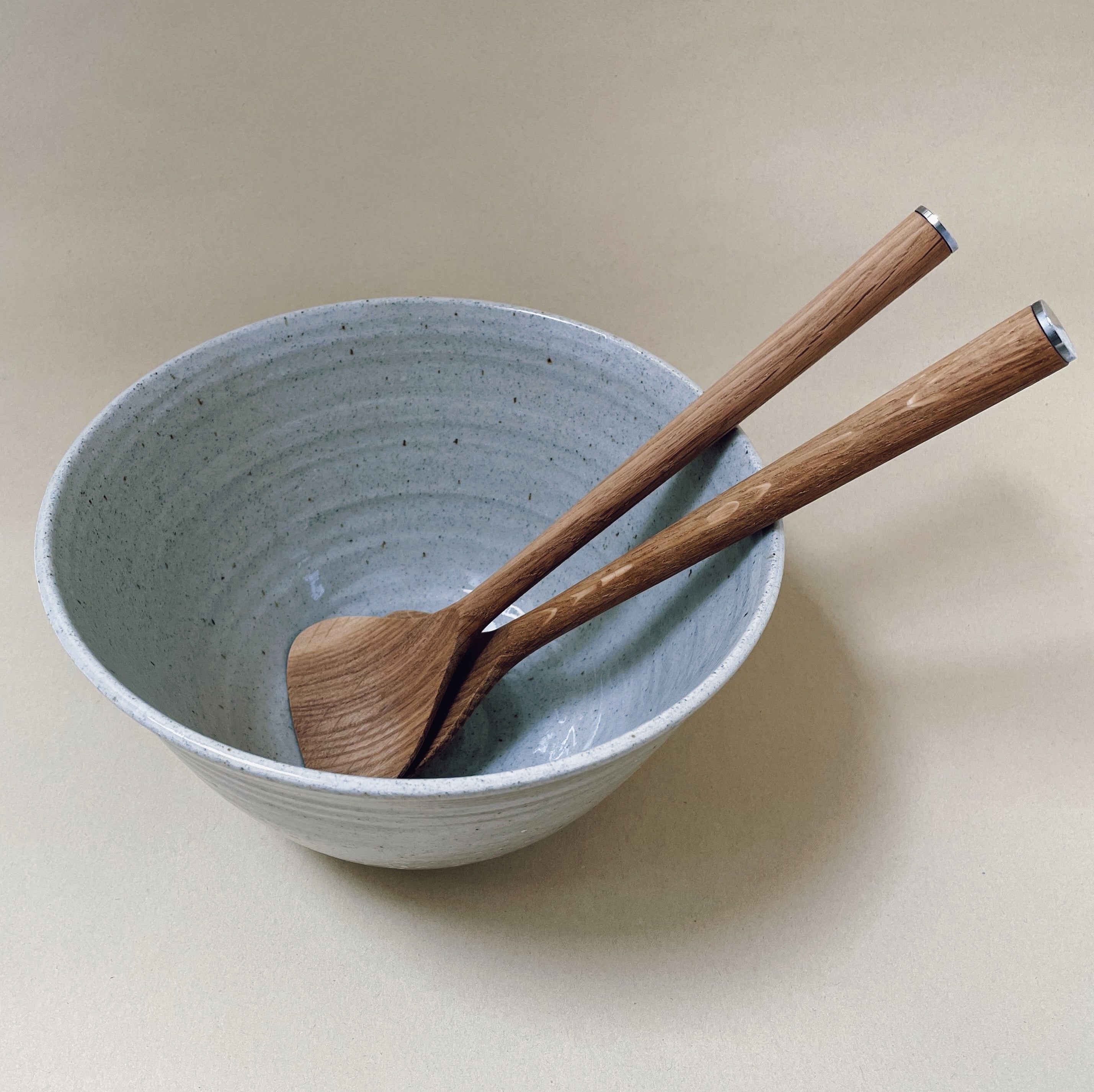 Stor håndlavet keramik skål/salatskål - Gul Ø22 cm - Bystrup. Køb hos Studio Holdbar (webshop & butik). Hurtig levering