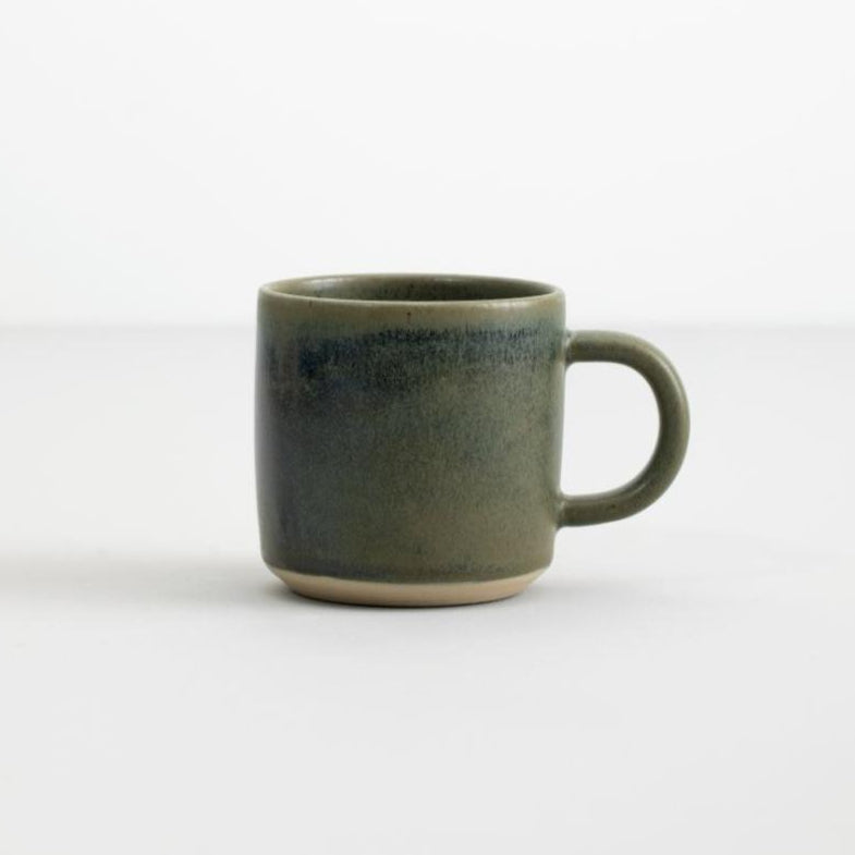 Oda kop – Grøn - Håndlavet keramik krus, Julie Damhus. Køb hos Studio Holdbar (webshop & butik). Hurtig levering