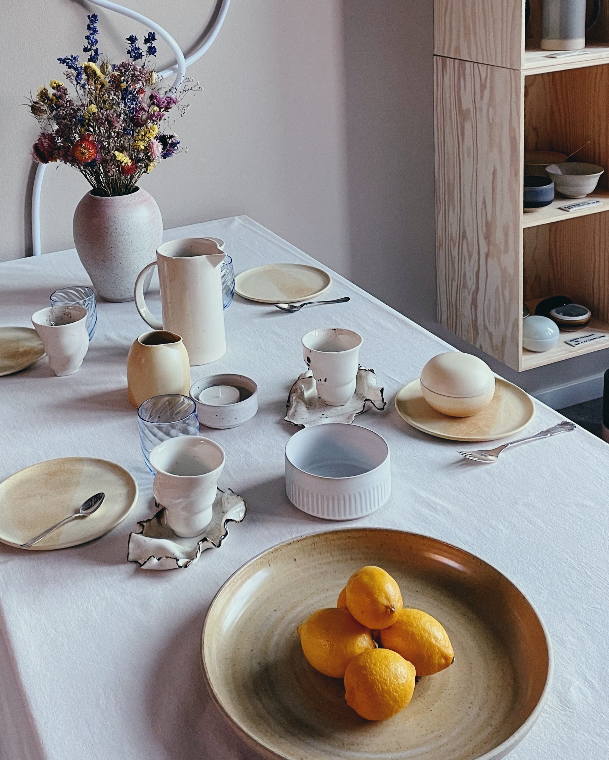 Stor håndlavet keramikfad/serveringsfad - Ø32 cm Sand - Bystrup. Køb hos Studio Holdbar (webshop & butik). Hurtig levering