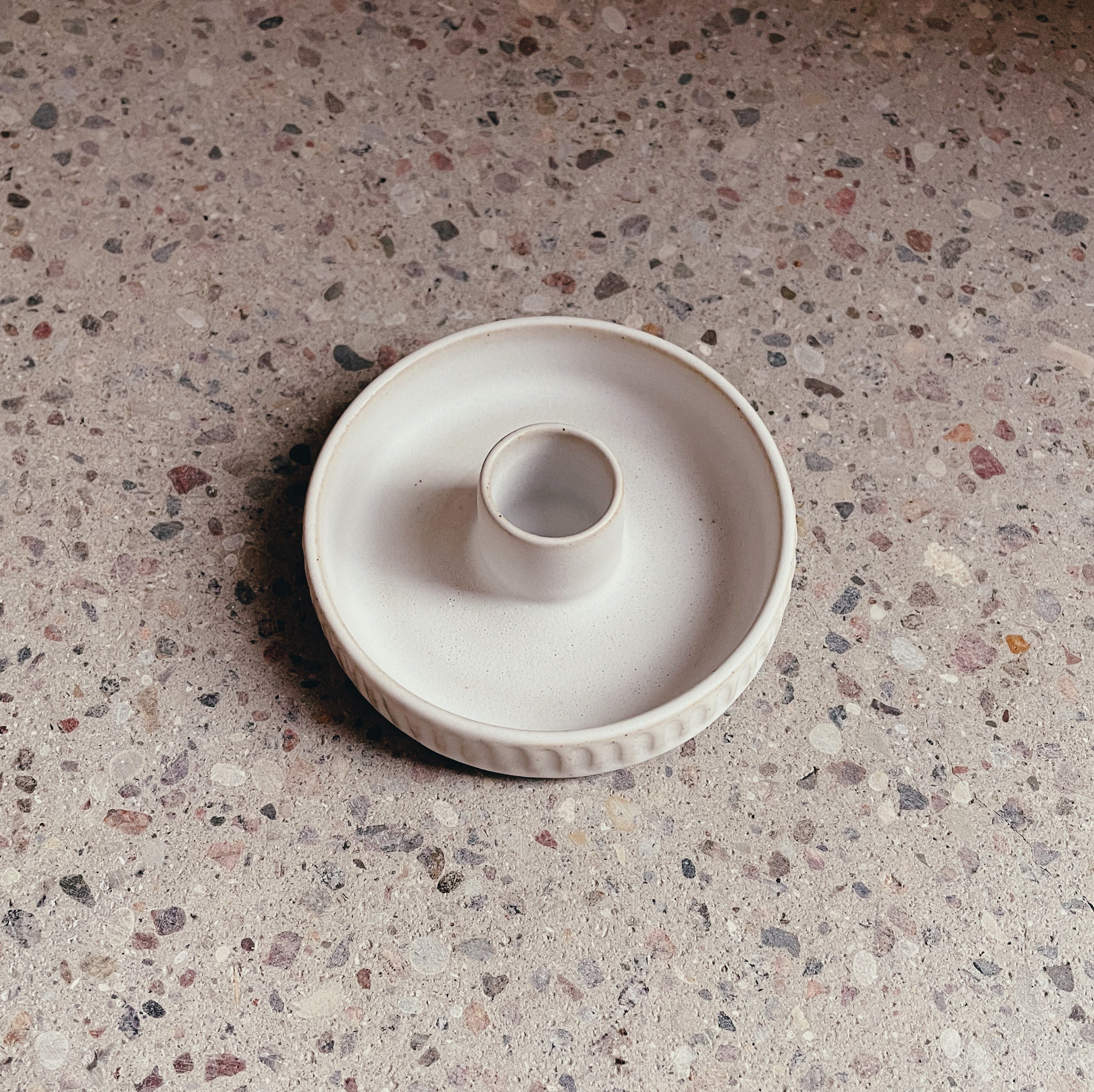 Hvid keramiklysestage, carved - Håndlavet, Måne Ceramics. Køb hos Studio Holdbar (webshop & butik). Hurtig levering