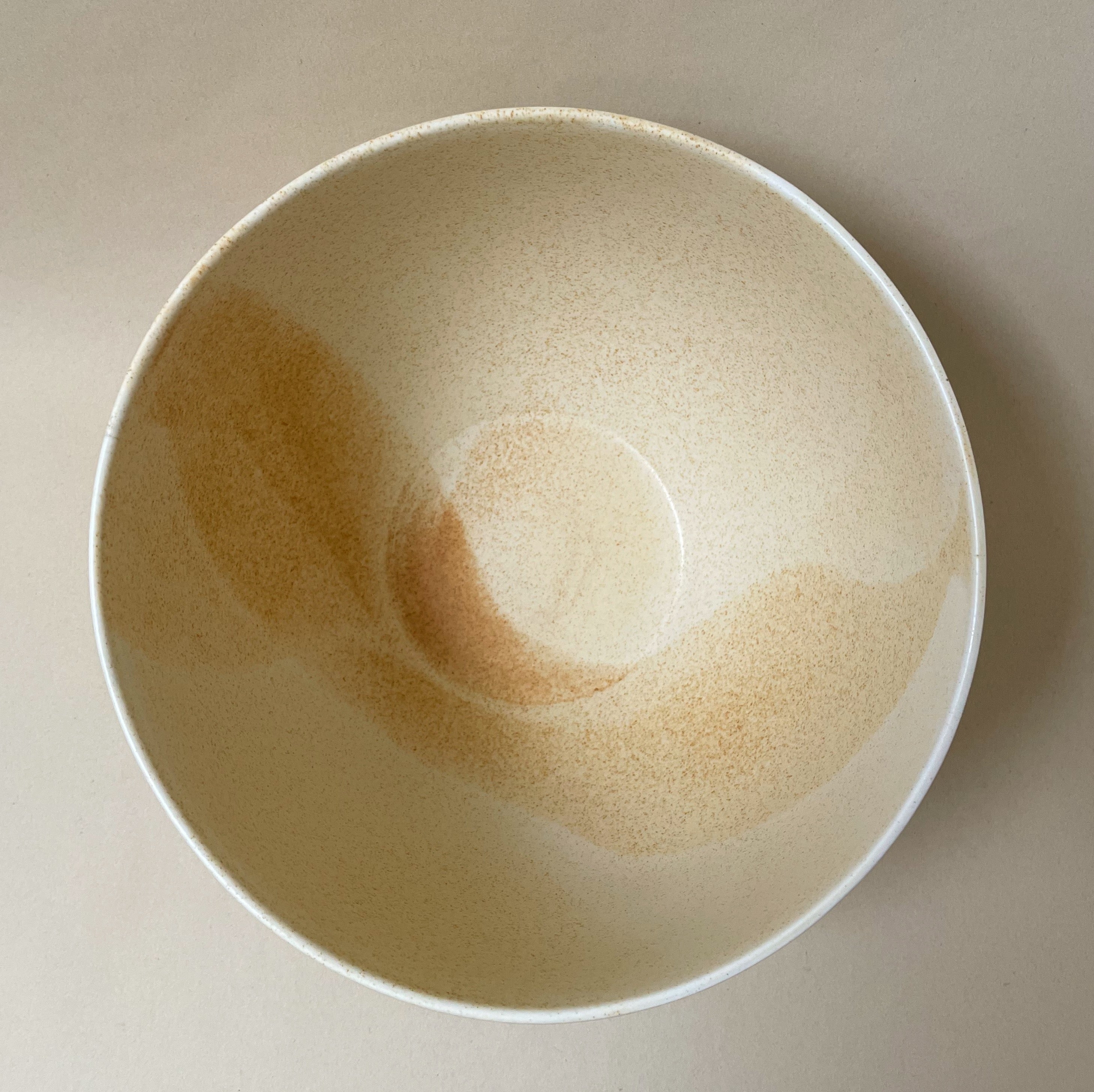 Keramik skål (Ø24 cm) til fx salat - Håndlavet, Wauw - Gul. Køb hos Studio Holdbar (webshop & butik). Hurtig levering