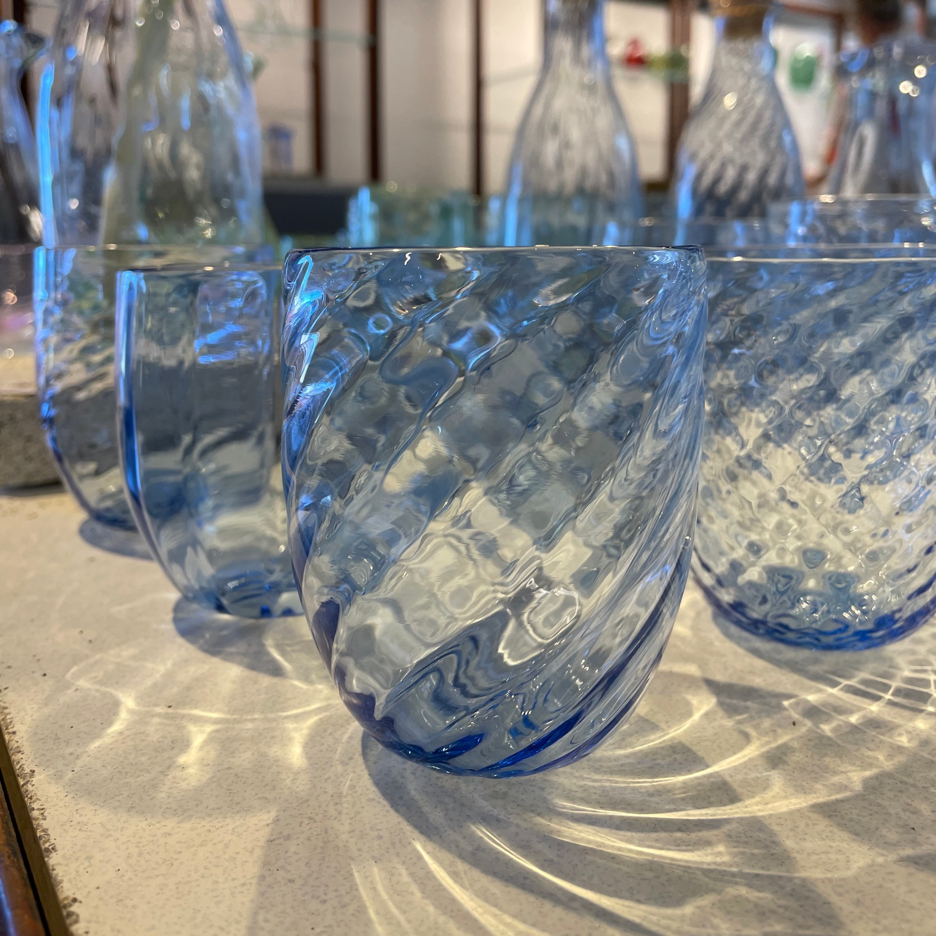 Summer vandglas/drinksglas 25 cl Blå - Mundblæst på Bornholm. Køb hos Studio Holdbar (webshop & butik). Hurtig levering
