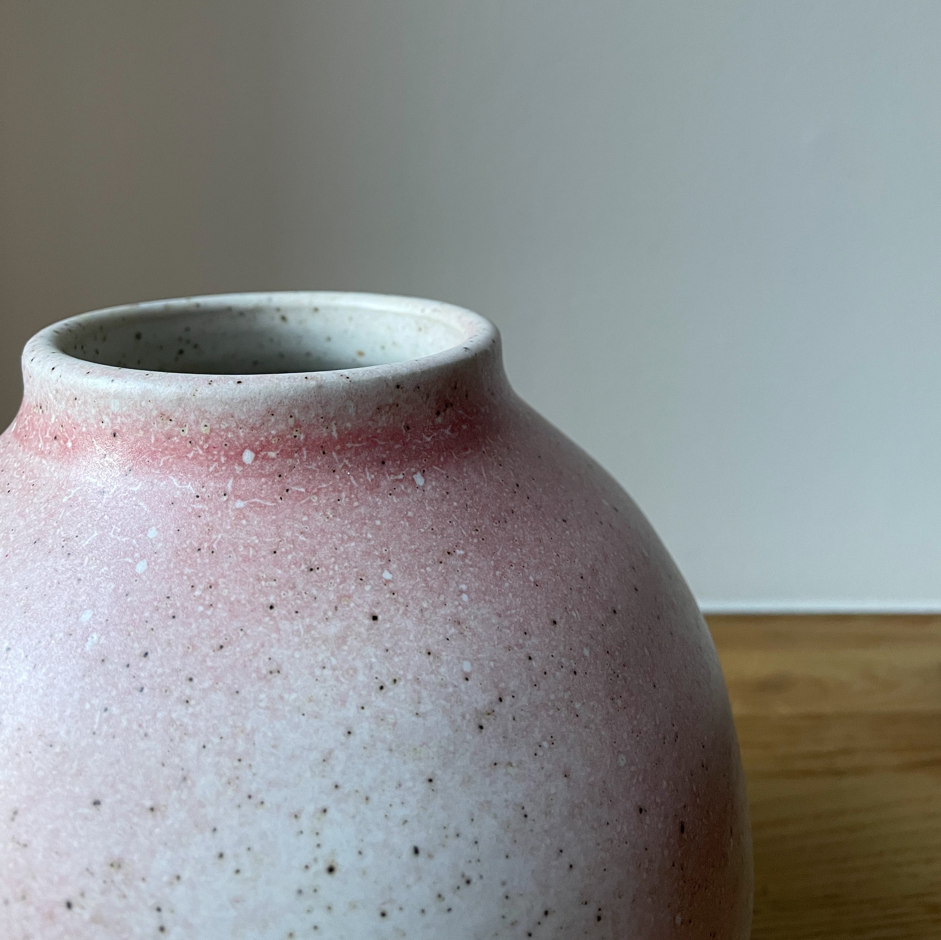 Unika keramik vase (H:18 cm) - Medium - Pale rose