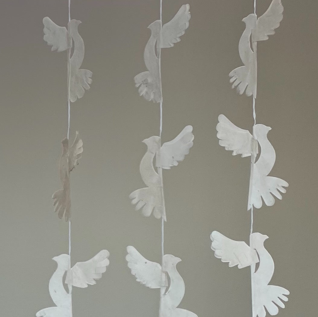Fredsduer - guirlande med hvide fugle i papir