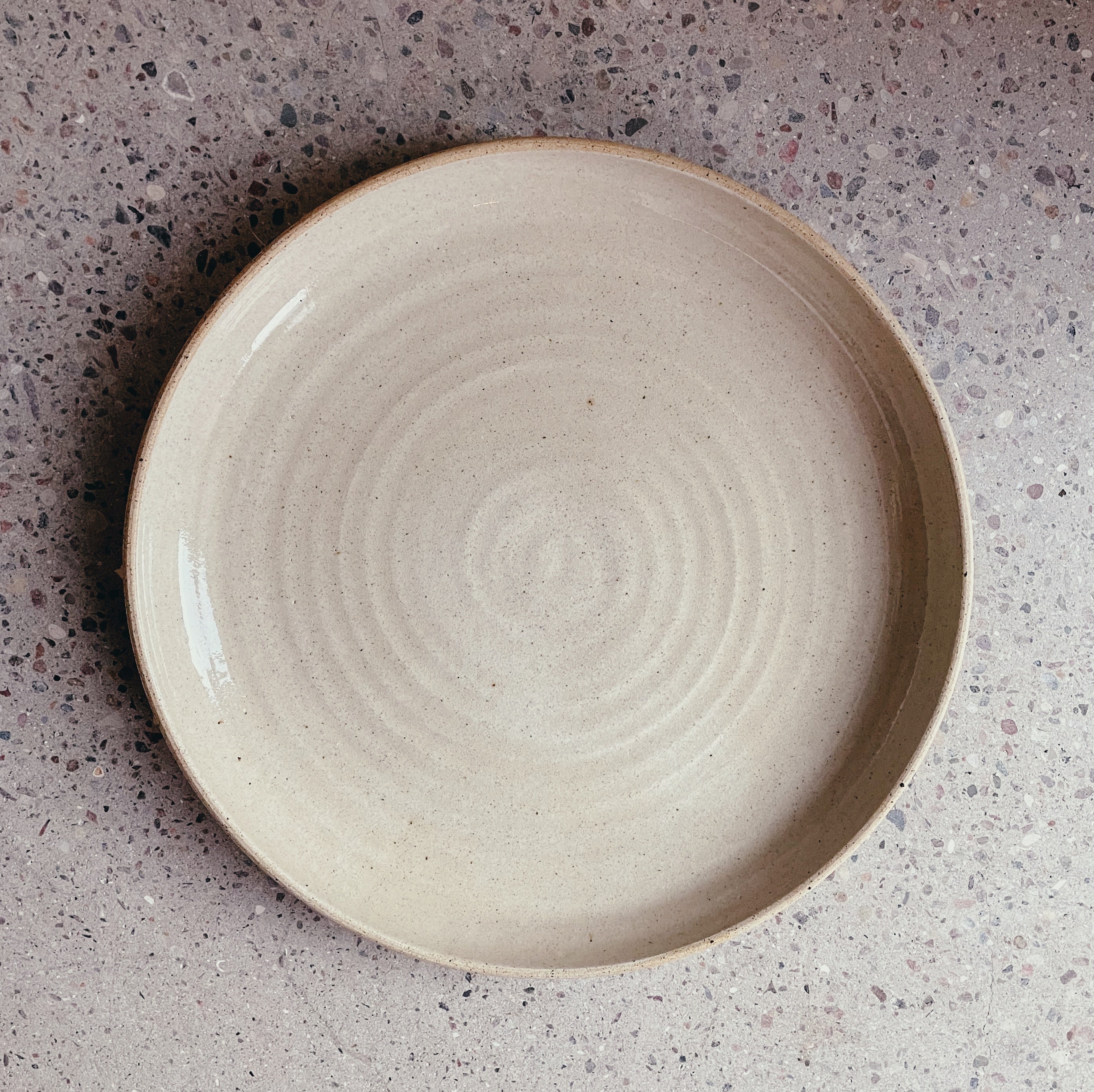 Stor håndlavet keramikfad/serveringsfad - Ø32 cm Sand - Bystrup. Køb hos Studio Holdbar (webshop & butik). Hurtig levering