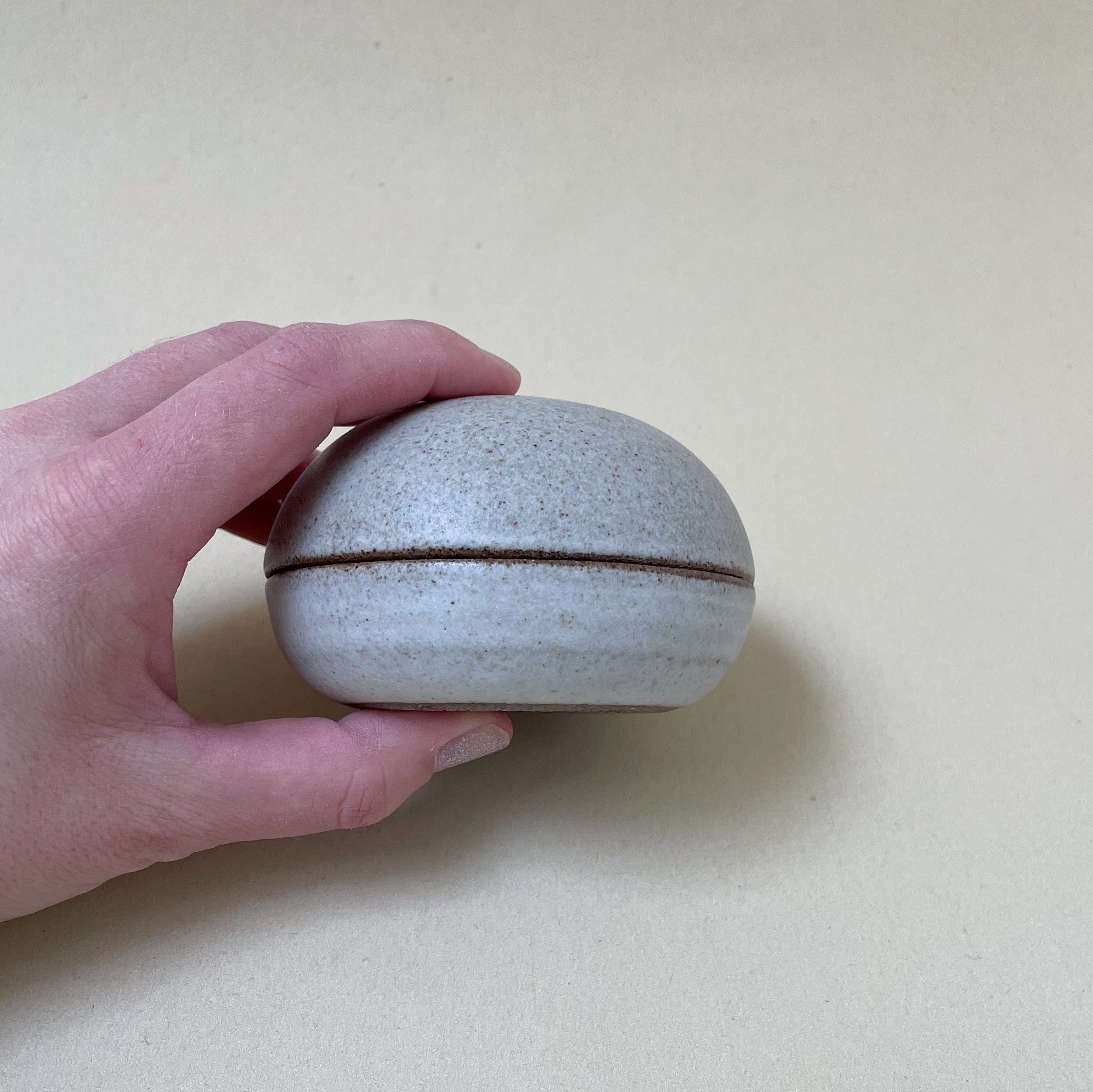 Håndlavet lågkrukke/bonbonniere no. 3 - Grå - Mellem