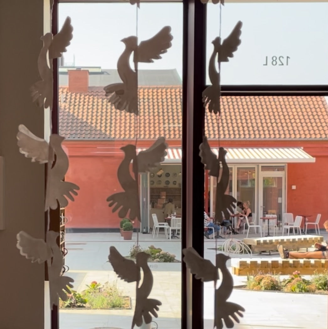 Fredsduer - guirlande med hvide fugle i papir