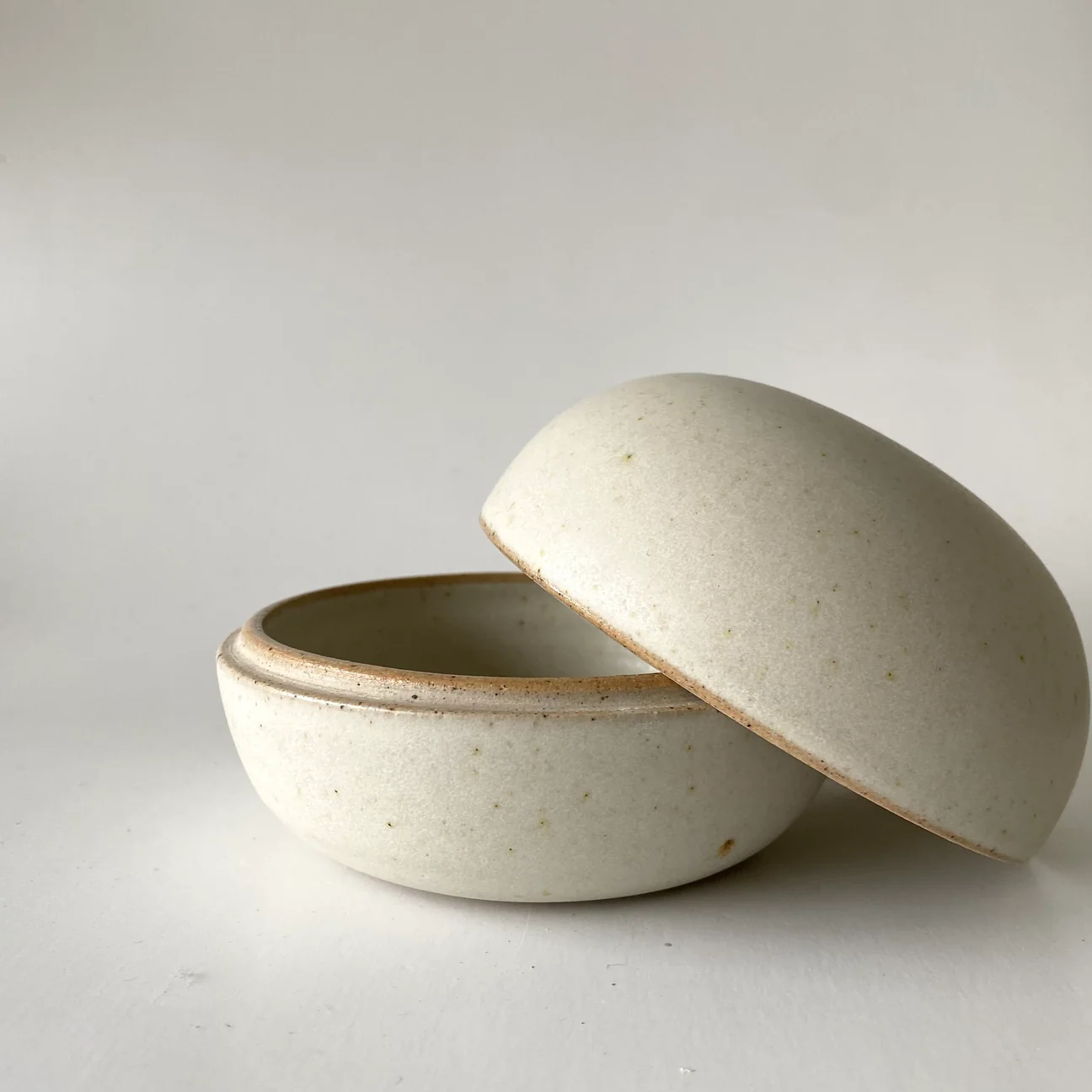 Håndlavet lågkrukke/bonbonniere no. 1 - Creme - Stor