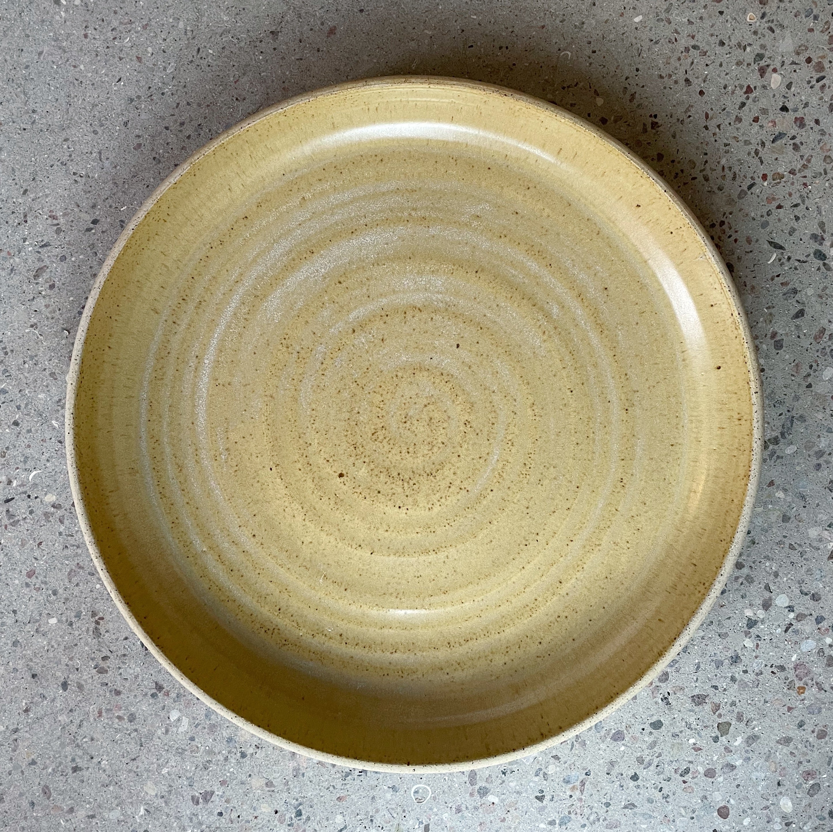 Stor håndlavet keramikfad/serveringsfad - Ø32 cm Sand - Bystrup. Køb hos Studio Holdbar (webshop & butik). Hurtig levering