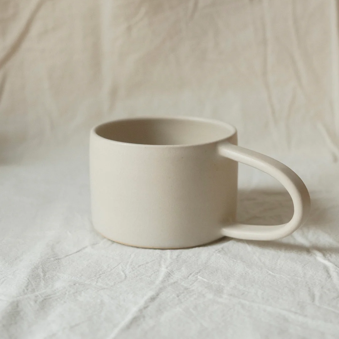 Hånddrejet kop med stor hank - No. 1 - Almond