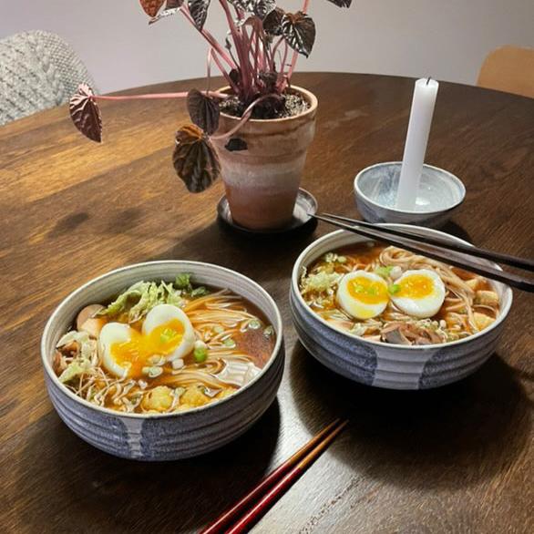 Åse - Dyb serveringsskål (Ø18 cm) - Blå/Hvid