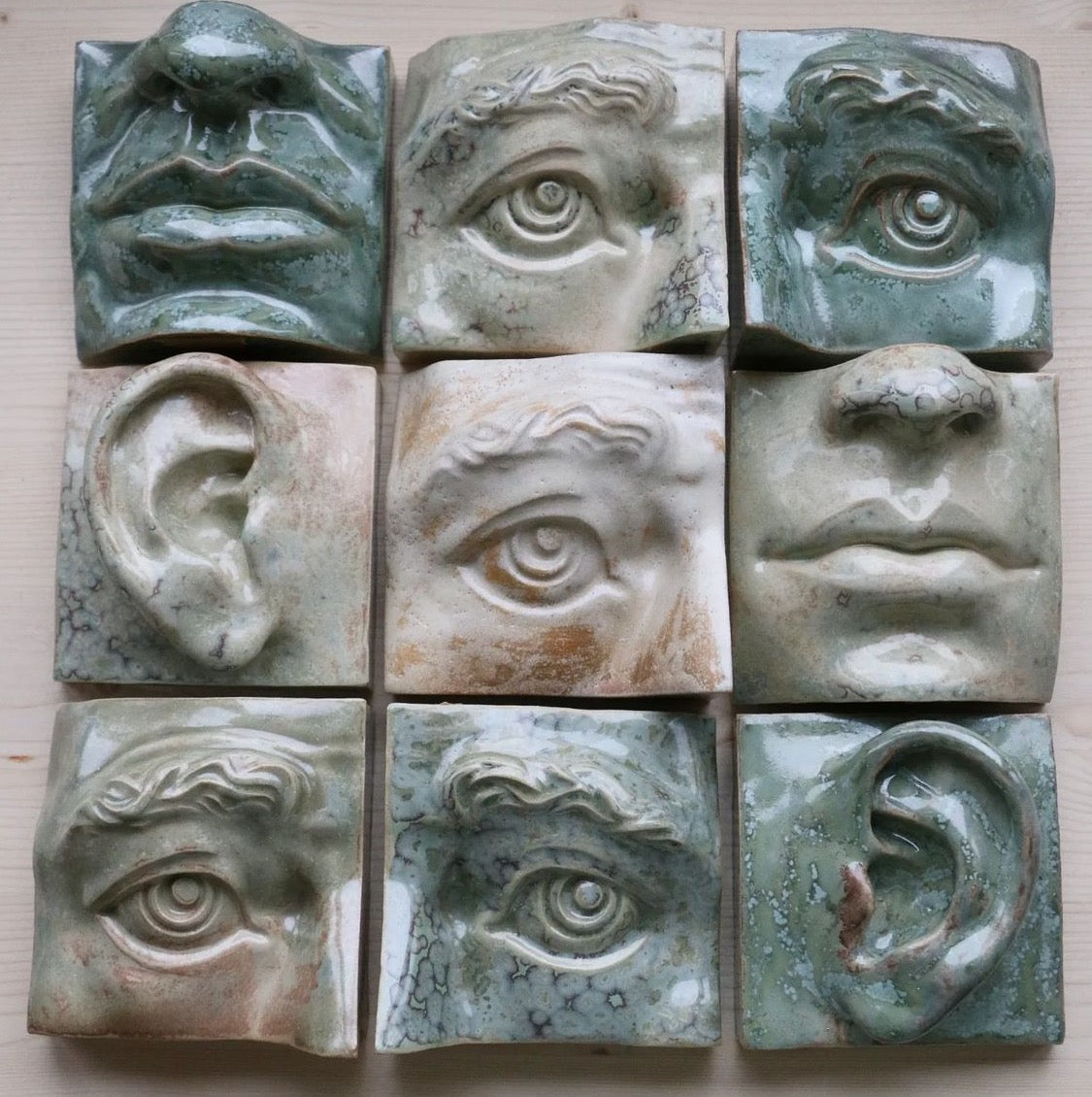 Vægrelief til ophæng - Ansigtsfragment - Øre Vægkunst - Grøn - Håndlavet i Danmark af Laoru. Køb hos Studio Holdbar. Hurtig levering