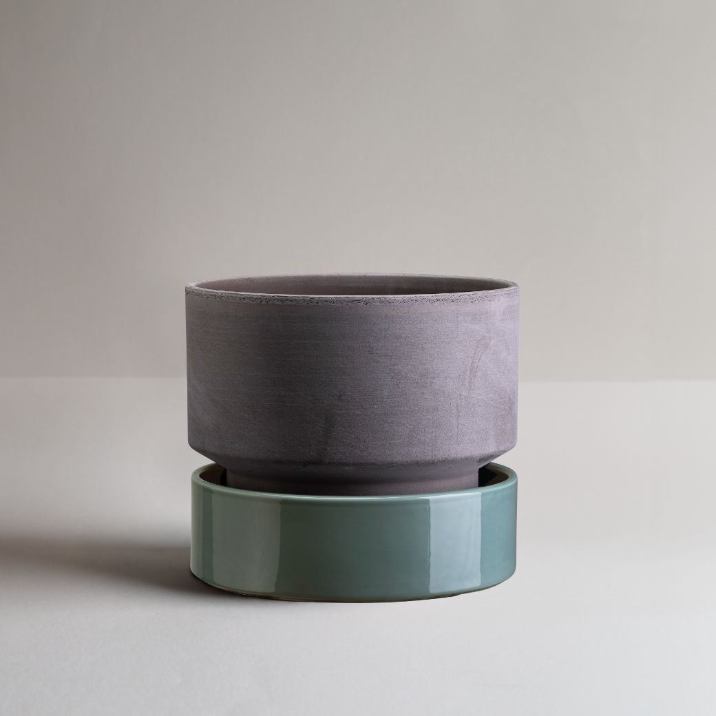 Stor Hoff krukke i ler til gulvplanter. Bergs Potter underskål. Køb hos Studio Holdbar (webshop & butik). Hurtig levering