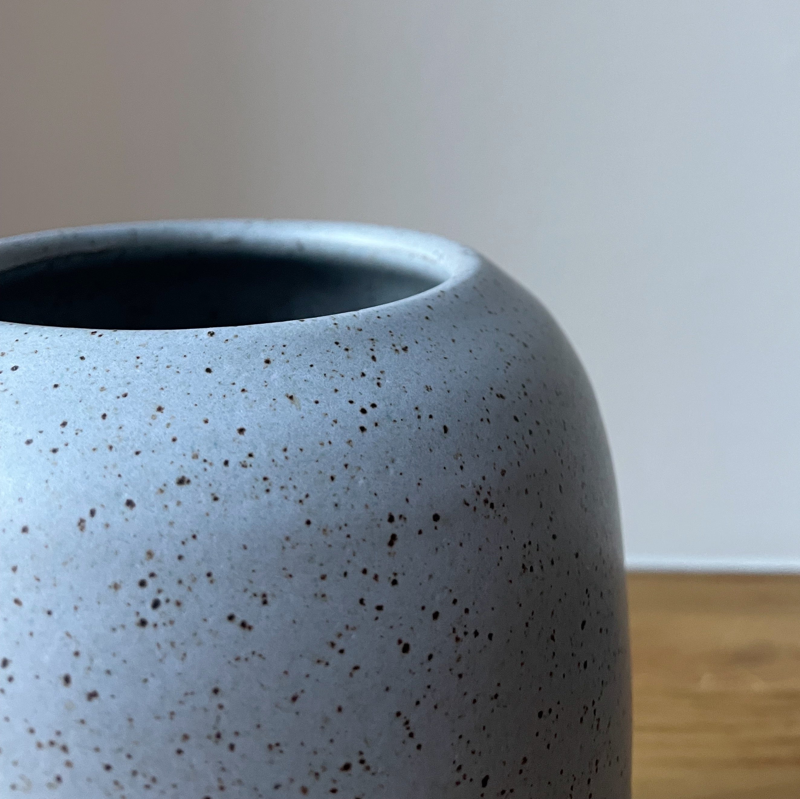 Unika keramik vase (H:18 cm) - Medium - Dusty blue