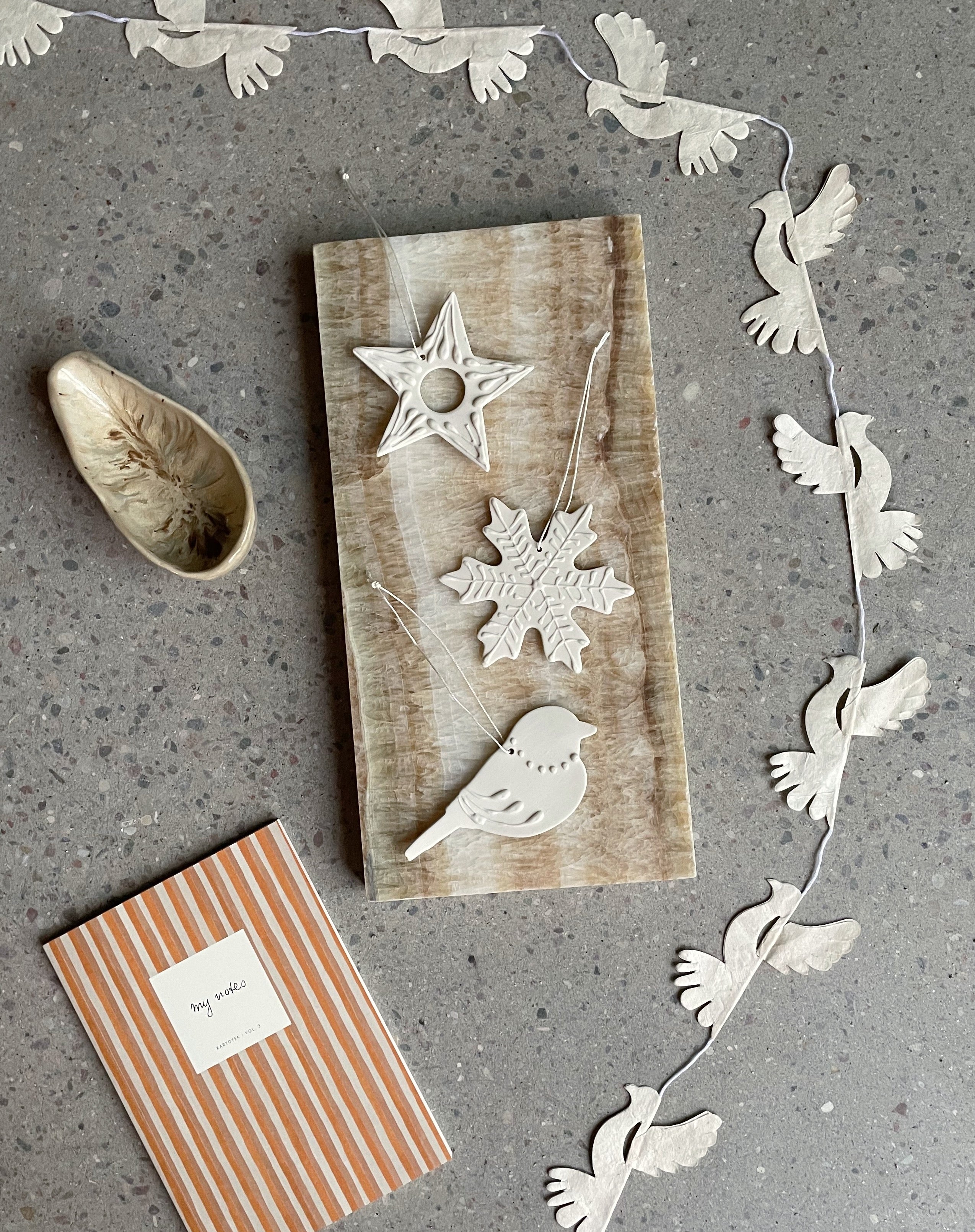 Fredsduer - guirlande med hvide fugle i papir