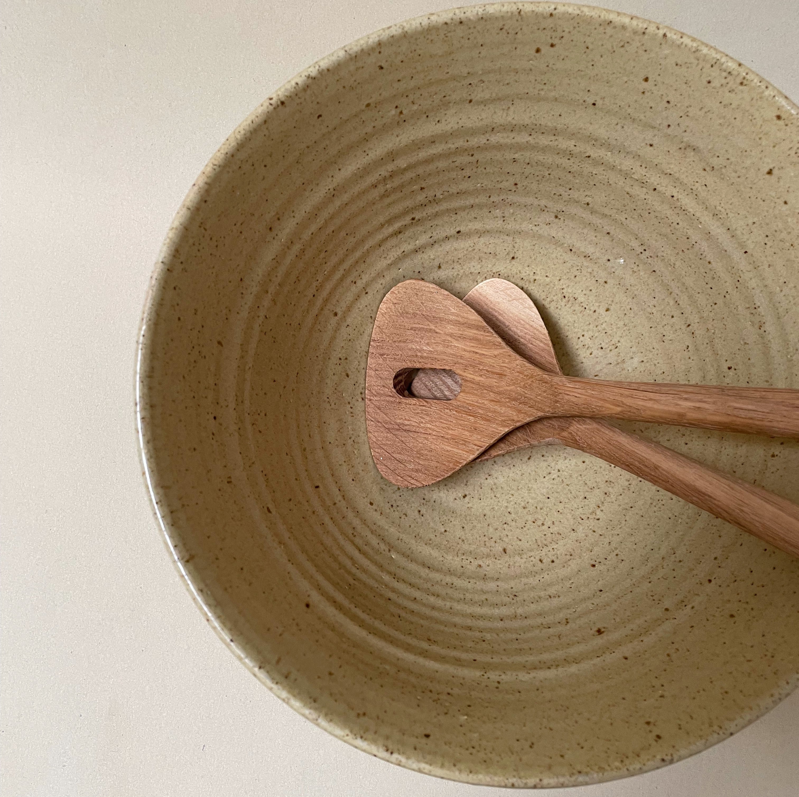 Stor håndlavet keramik skål/salatskål - Gul Ø22 cm - Bystrup. Køb hos Studio Holdbar (webshop & butik). Hurtig levering