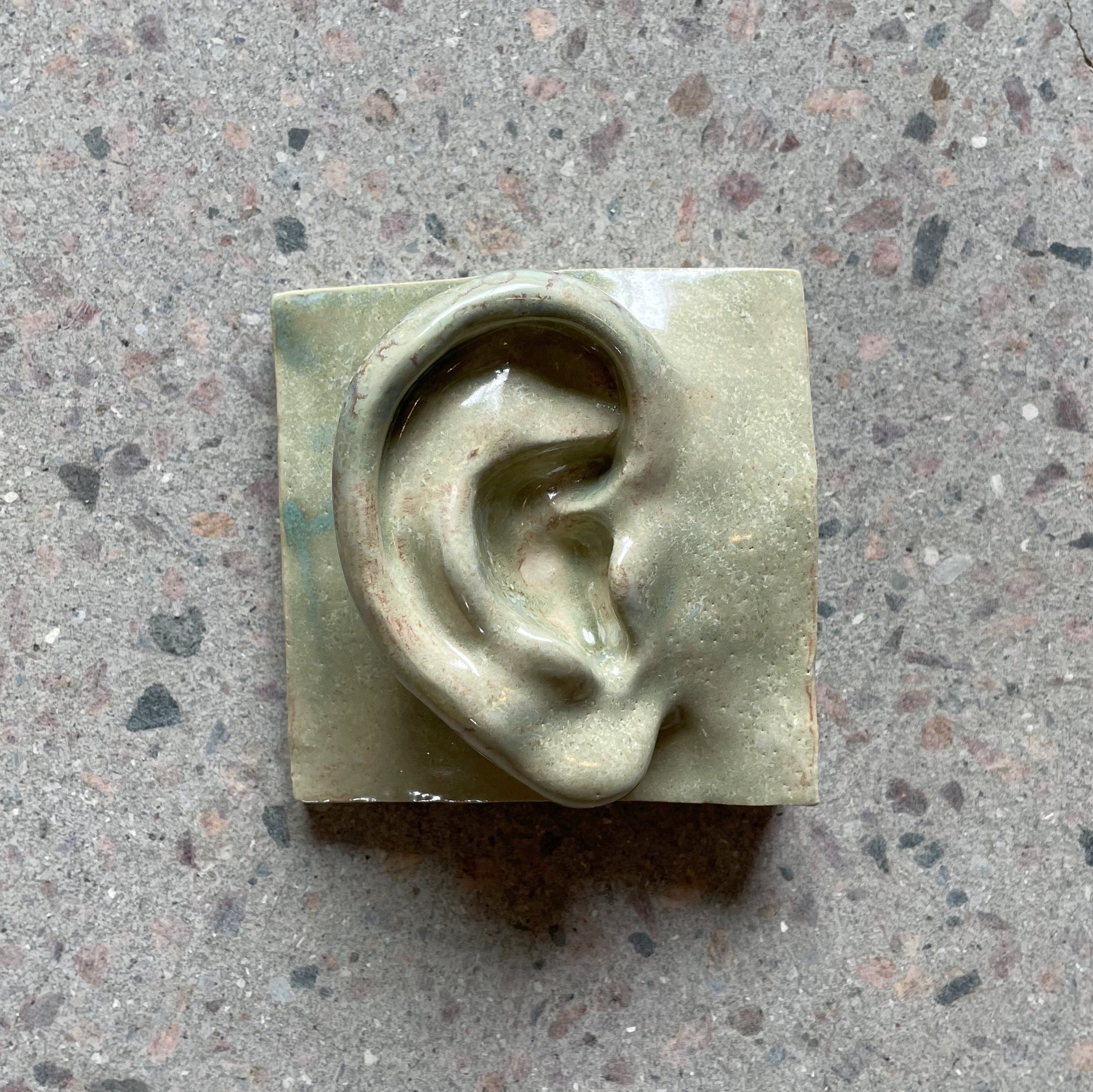 Vægrelief til ophæng - Ansigtsfragment - Øre Vægkunst - Grøn - Håndlavet i Danmark af Laoru. Køb hos Studio Holdbar. Hurtig levering