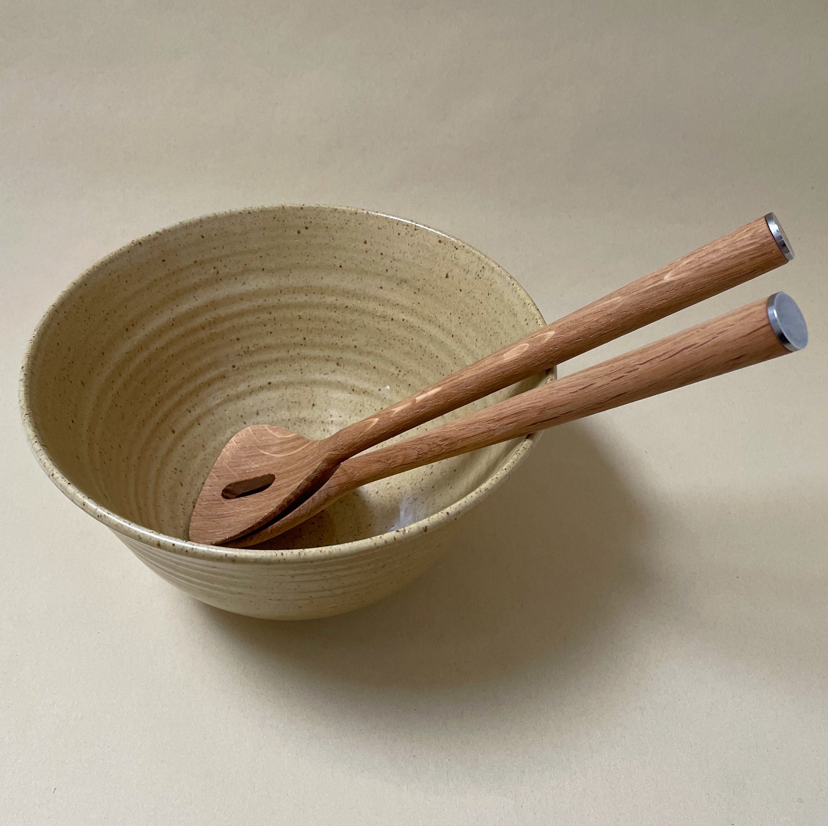 Stor håndlavet keramik skål/salatskål - Gul Ø22 cm - Bystrup. Køb hos Studio Holdbar (webshop & butik). Hurtig levering