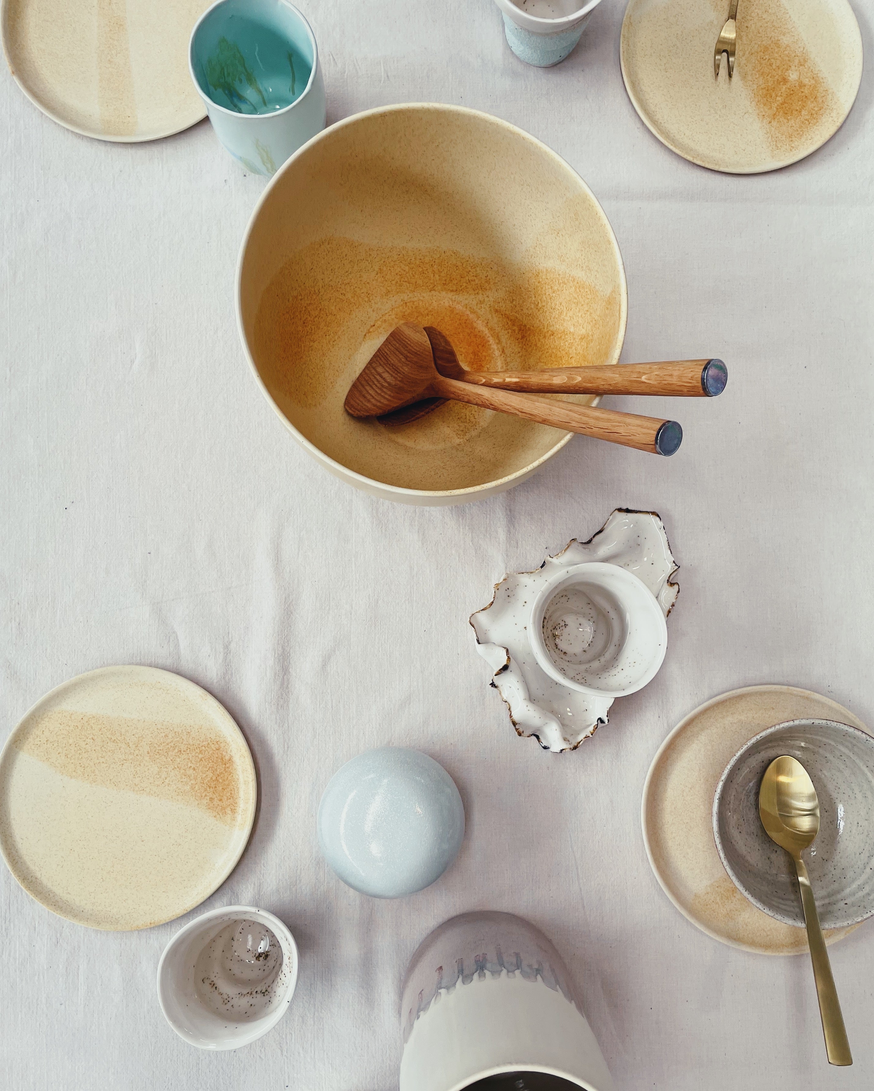 Keramik skål (Ø24 cm) til fx salat - Håndlavet, Wauw - Gul. Køb hos Studio Holdbar (webshop & butik). Hurtig levering