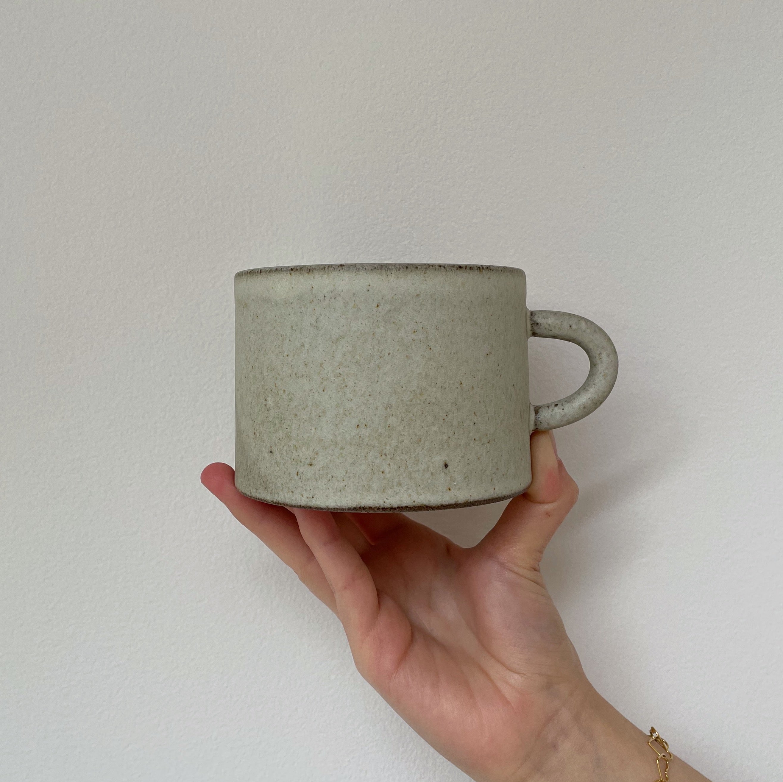 Keramikkop med lille hank - Grå