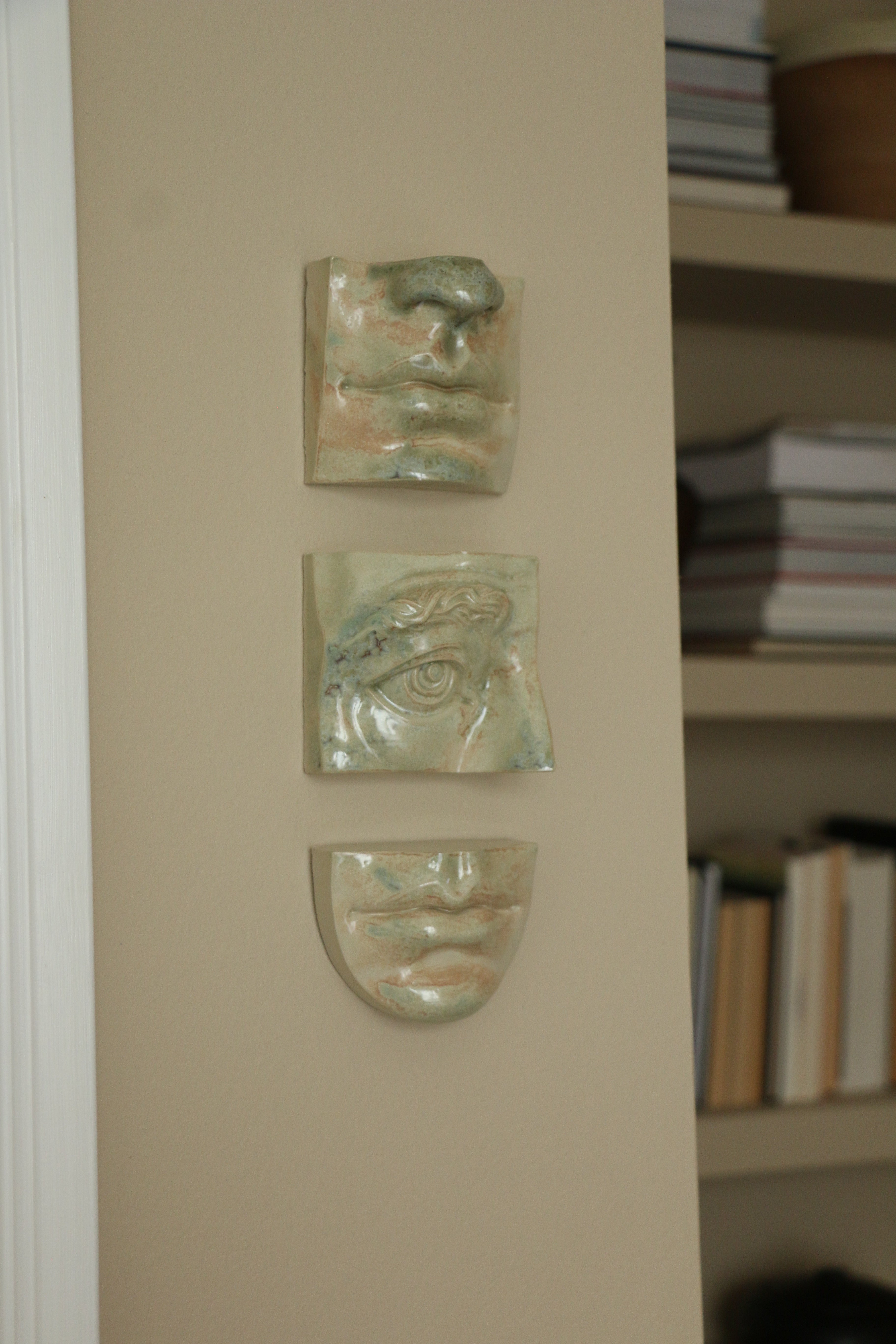 Vægrelief til ophæng - Ansigtsfragment - Øre Vægkunst - Grøn - Håndlavet i Danmark af Laoru. Køb hos Studio Holdbar. Hurtig levering