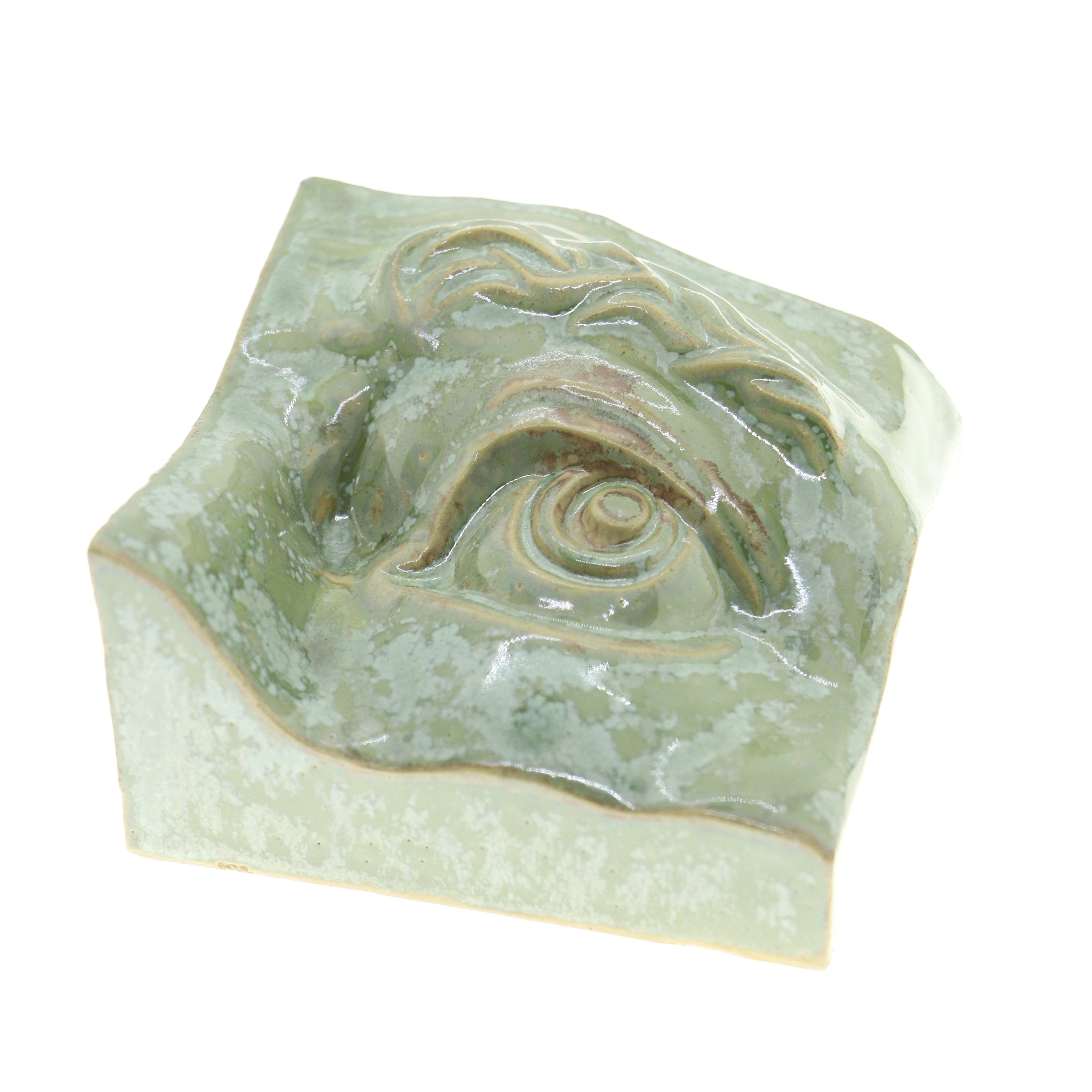 Vægrelief til ophæng - Ansigtsfragment - Øje Vægkunst - Grøn - Håndlavet i Danmark af Laoru. Køb hos Studio Holdbar. Hurtig levering