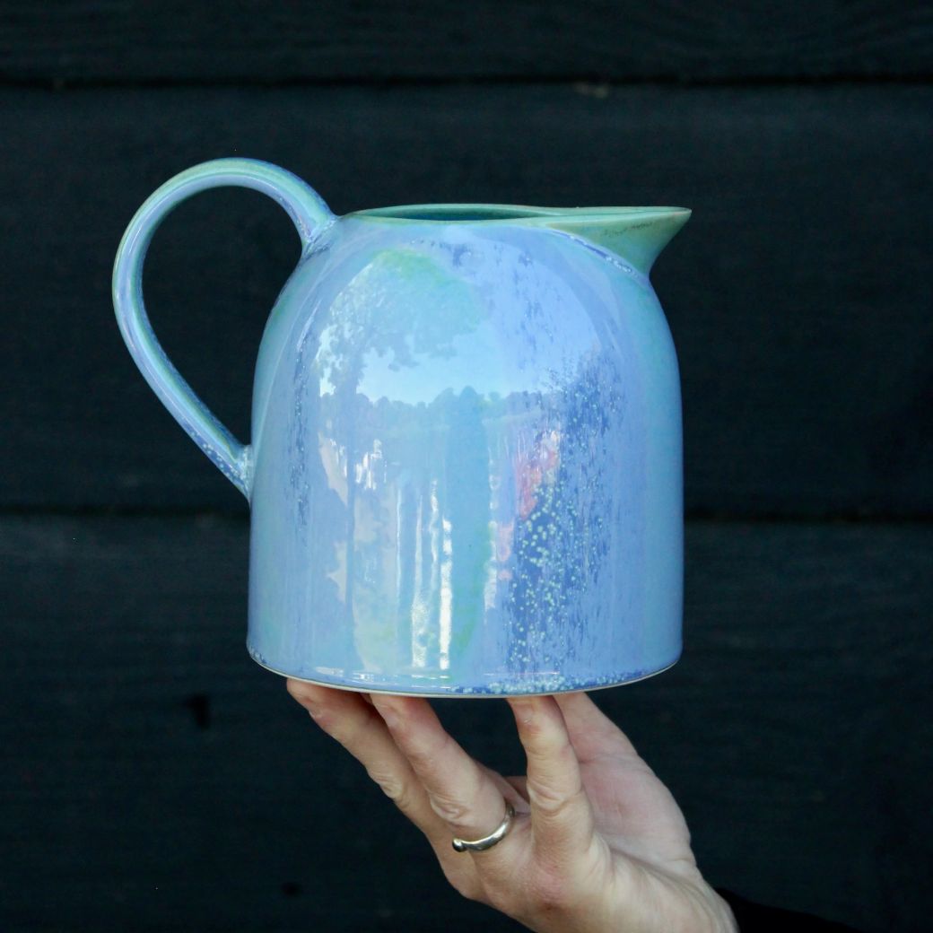 Keramikkande med hank (Volume 1,5 l) - Håndlavet, Wauw - Blå. Køb hos Studio Holdbar (webshop & butik). Hurtig levering