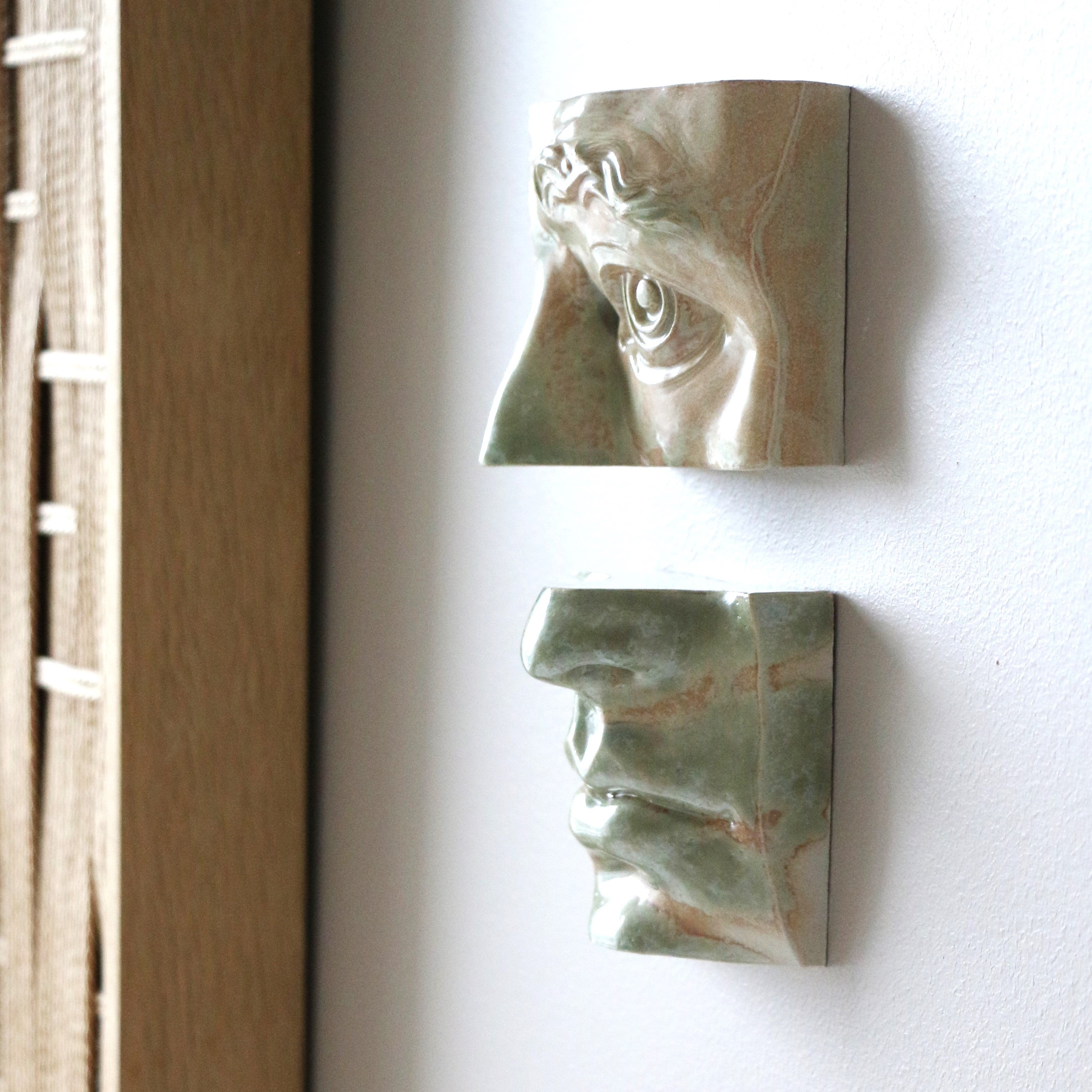 Vægrelief til ophæng - Ansigtsfragment - Øje Vægkunst - Grøn - Håndlavet i Danmark af Laoru. Køb hos Studio Holdbar. Hurtig levering