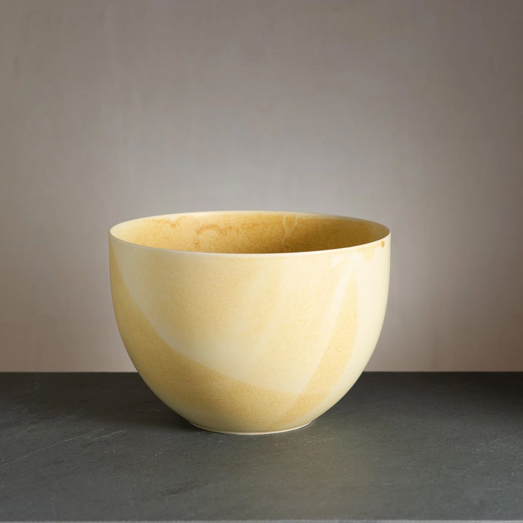 Keramik skål (Ø24 cm) til fx salat - Håndlavet, Wauw - Gul. Køb hos Studio Holdbar (webshop & butik). Hurtig levering