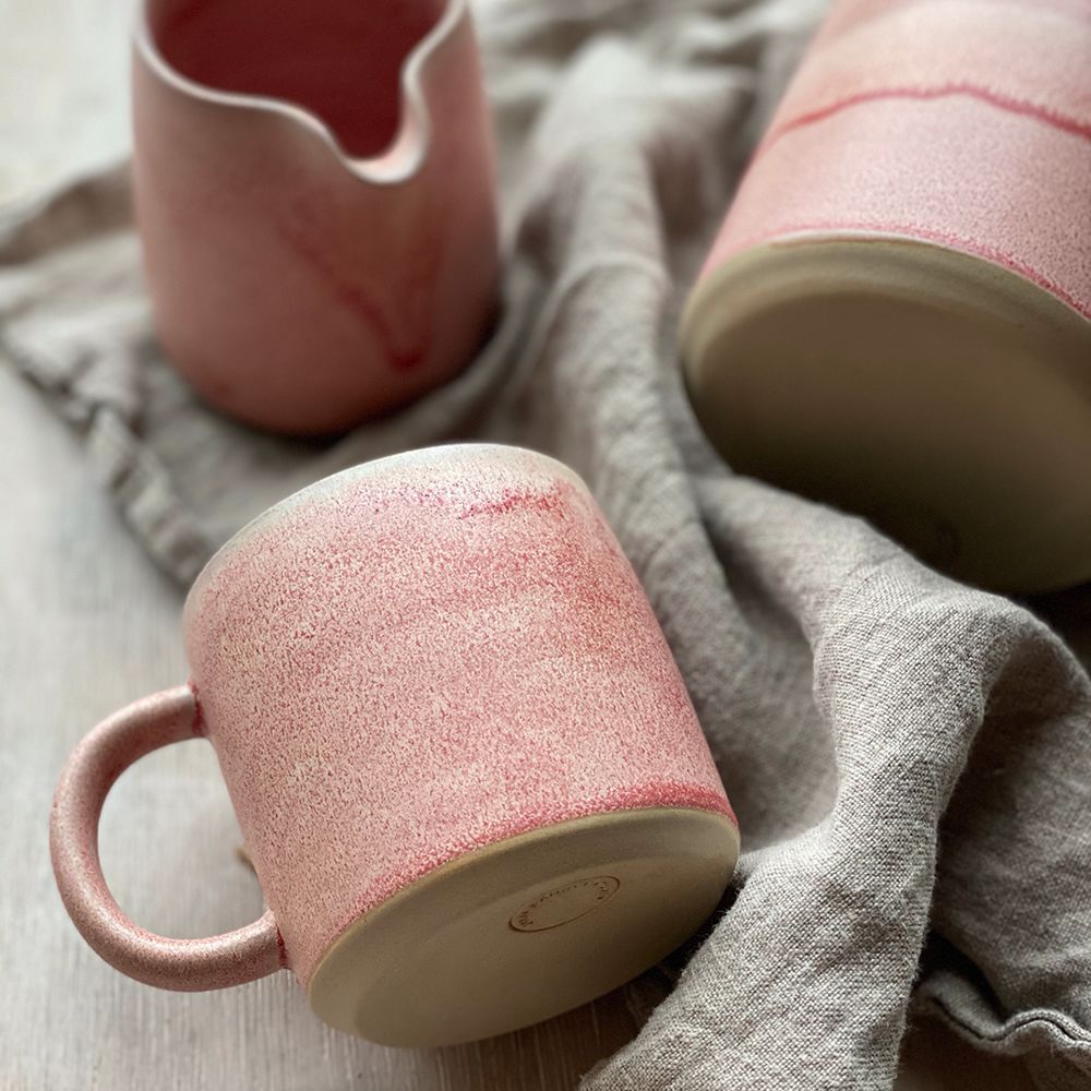 Oda kande med hank – Rosa - Håndlavet keramik, Julie Damhus. Køb hos Studio Holdbar (webshop & butik). Hurtig levering